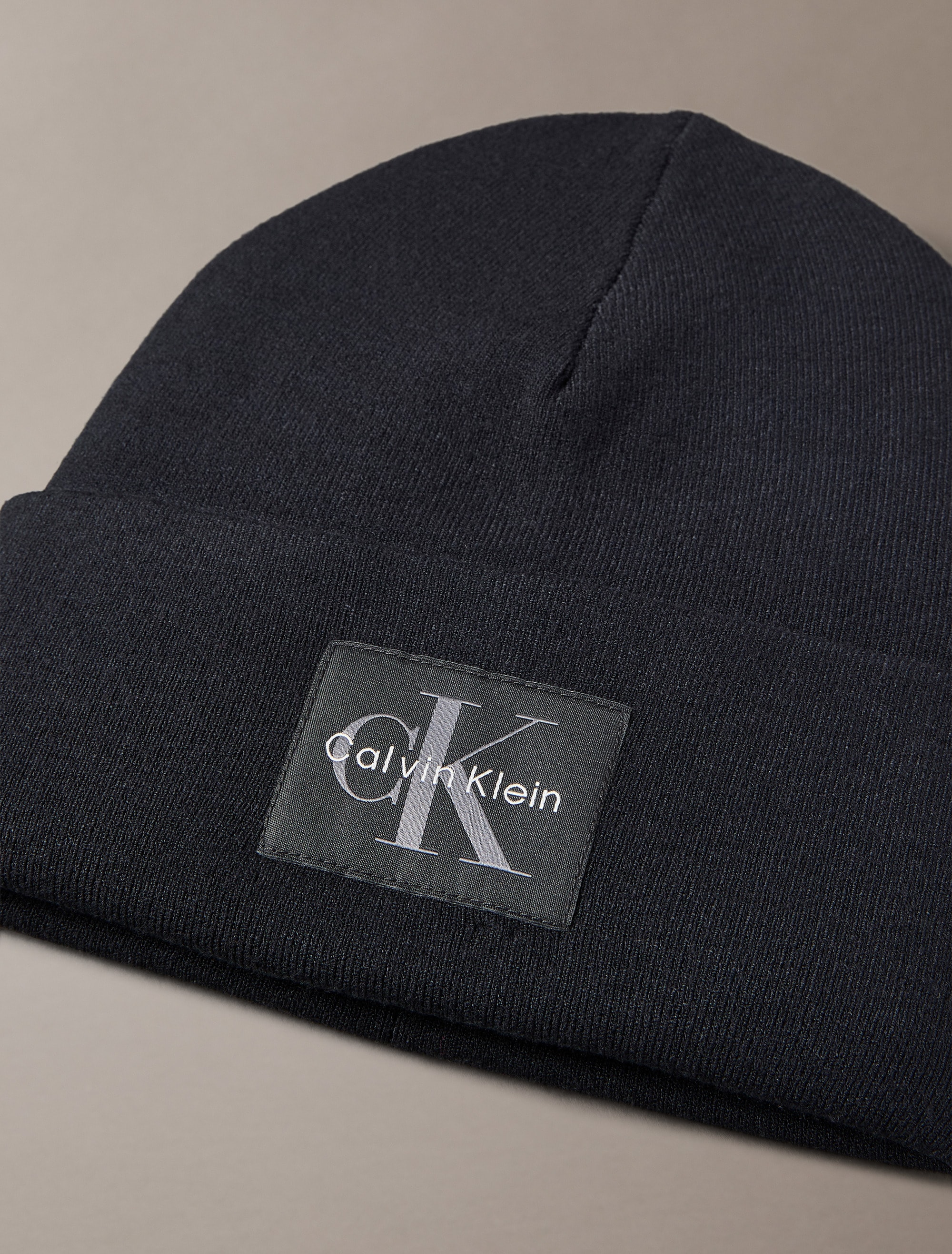 Calvin Klein Strickmütze »MONOLOGO PATCH BEANIE«, Perfekt für den Alltag