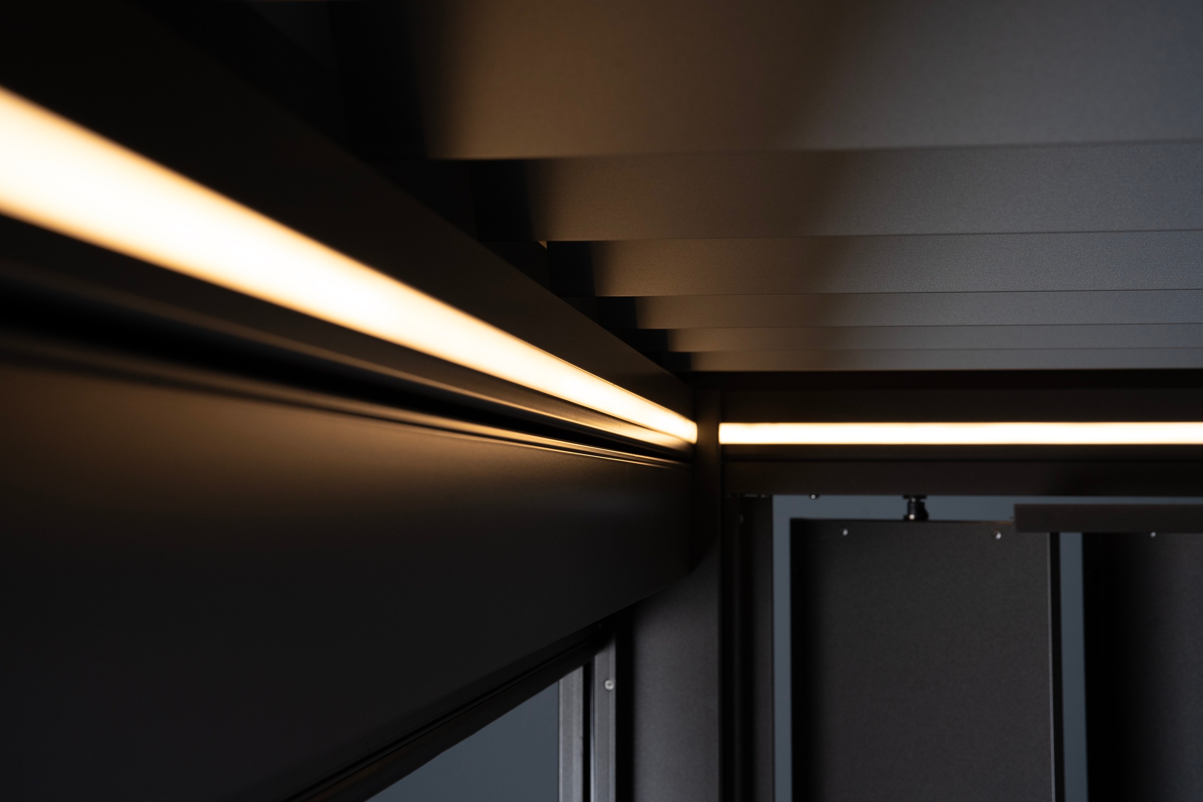 Thumbnail - Biohort LED Lichtleiste "für Pergola Gr. 5,5x3,5 / 6x3 / 6x3,5 warmweiß" LED-Modul Warmweiß 4-seitig umlaufende, dimmbar...