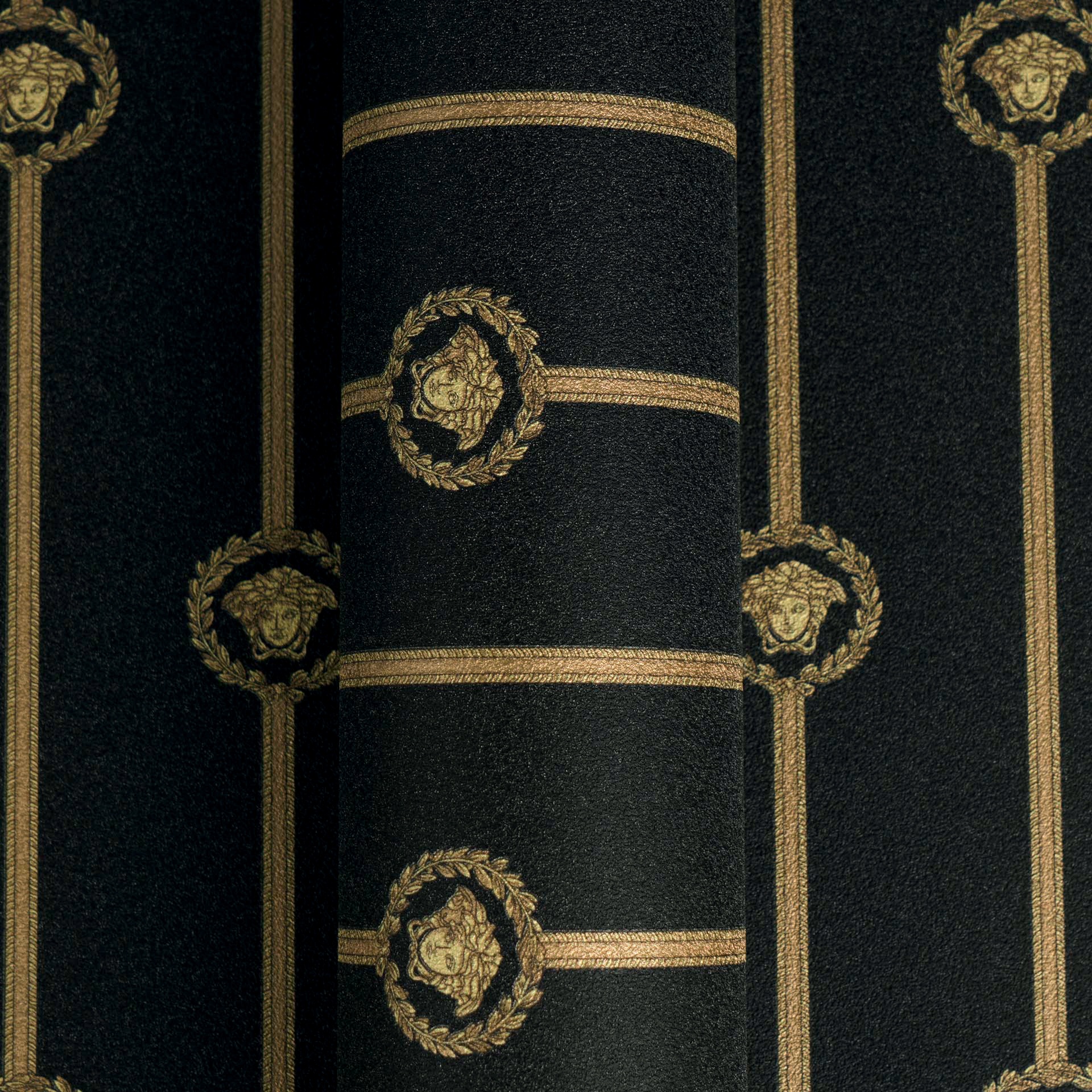 Versace Vliestapete »Versace 6 I Love Baroque –« 3D-Optik | Barock | Motiv geprägt Elegantes Streifendesign mit ikonischen Medaillons & feinem Glanz