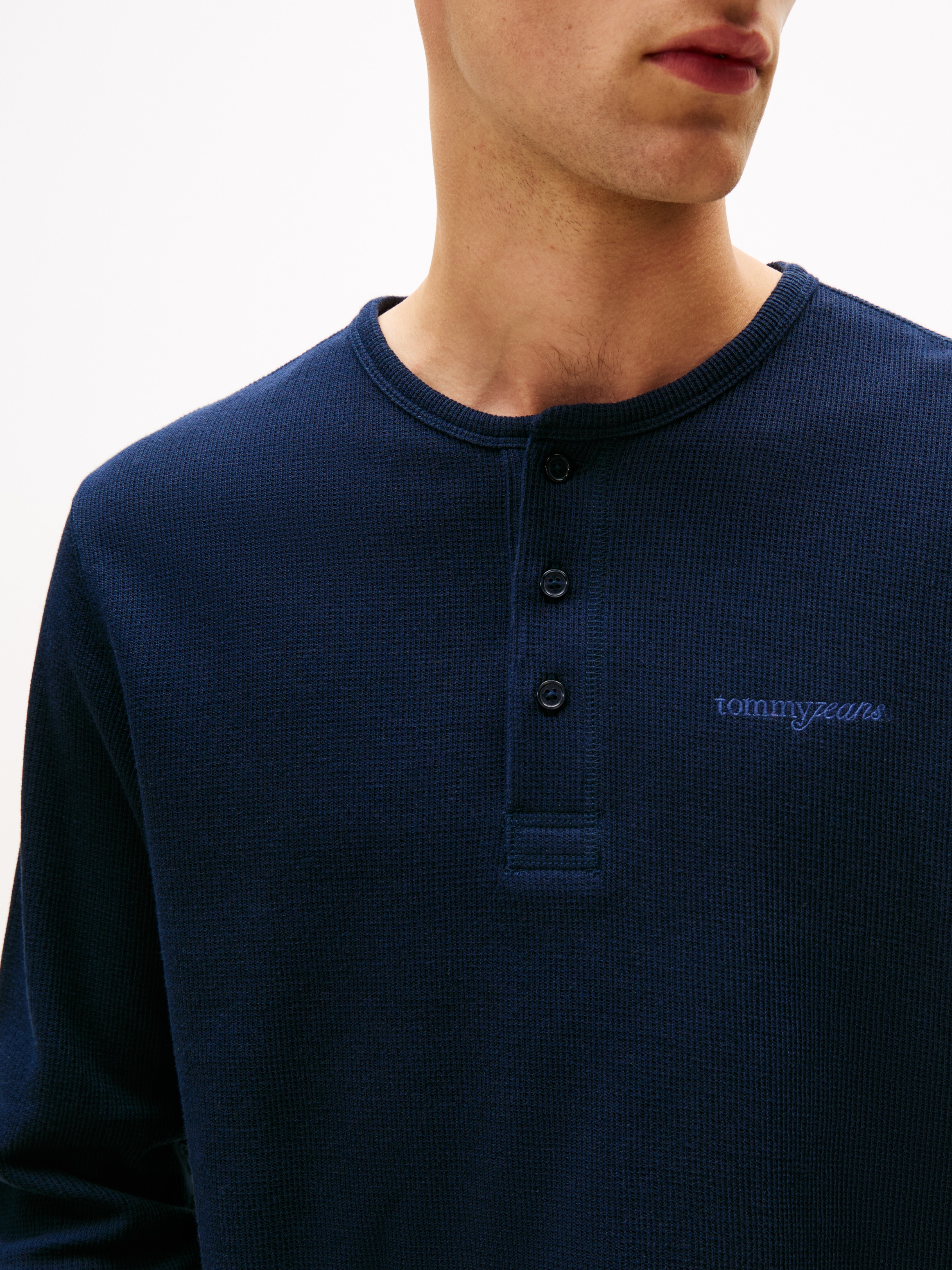 Tommy Jeans Henleyshirt »TJM WAFFLE SCRIPT HENLEY«, Rundhals, slim fit, mit feiner Struktur