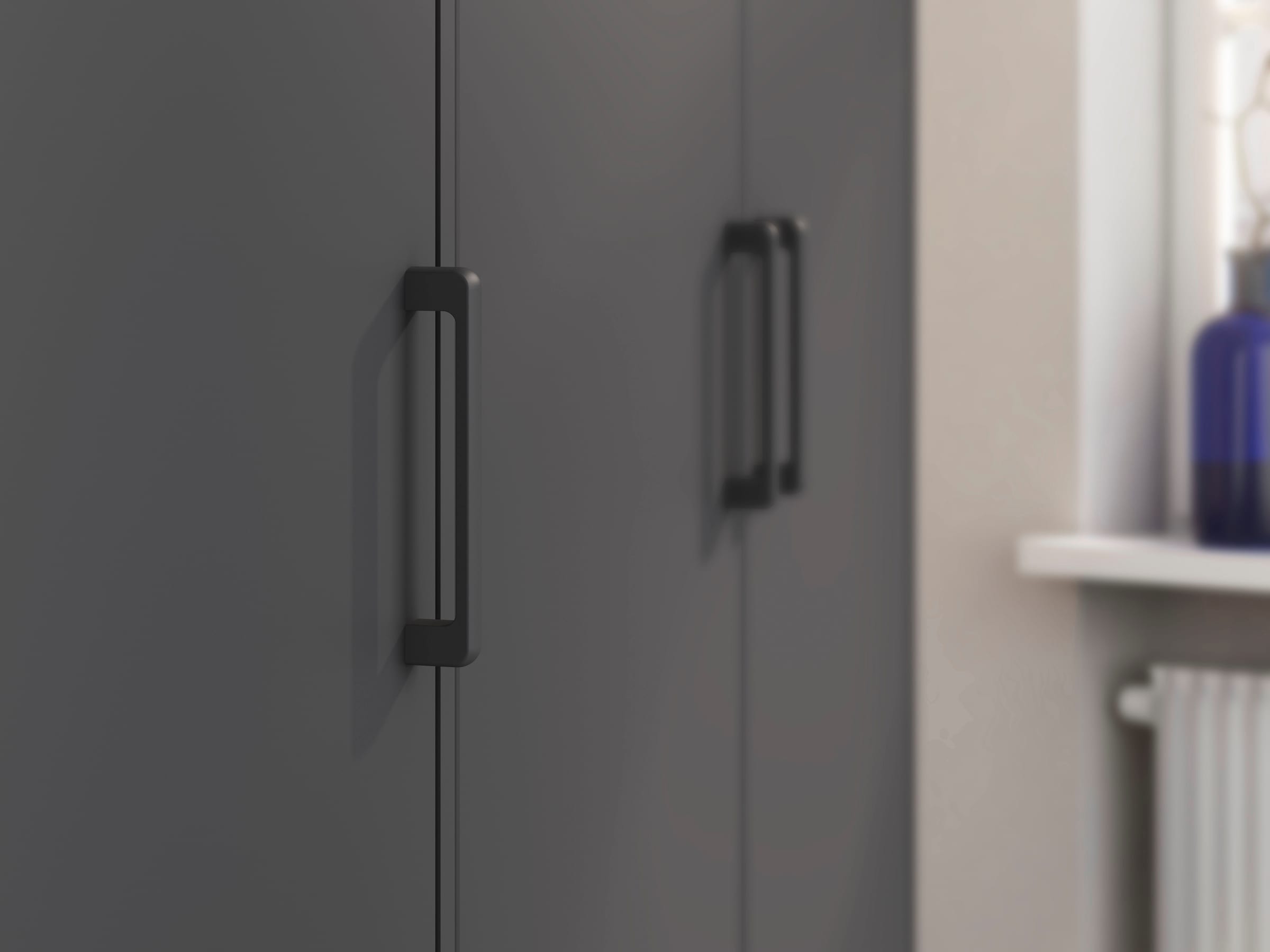rauch Drehtürenschrank »Kleiderschrank Schrank Garderobe Wäscheschrank VOYAGER«, (in 3 verschiedenen Ausstattungen BASIC/CLASSIC/PREMIUM), mit modernen Griffen in Graumetallic und Spiegel