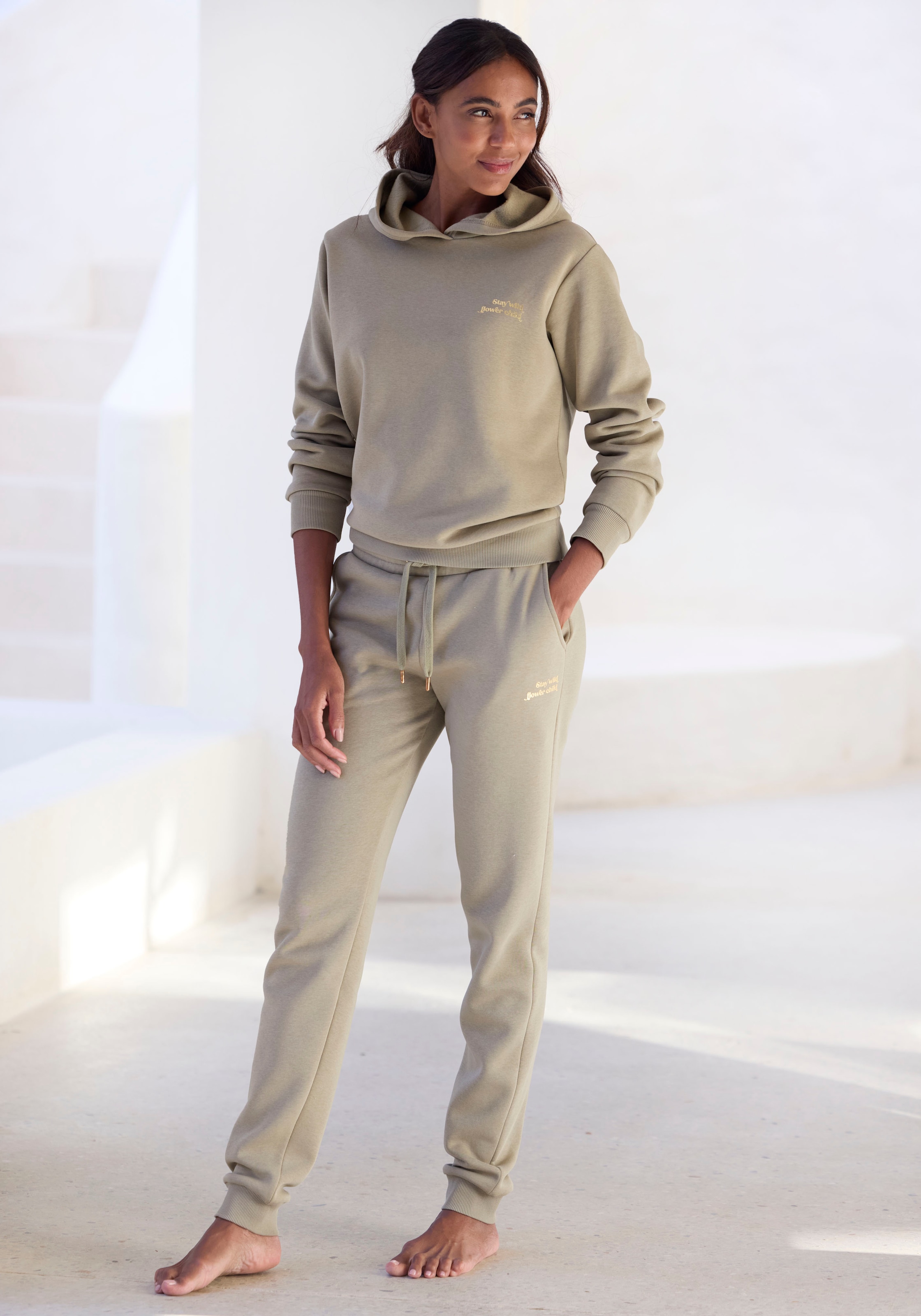 LASCANA Sweathose mit glänzenden Foliendruck, Loungewear