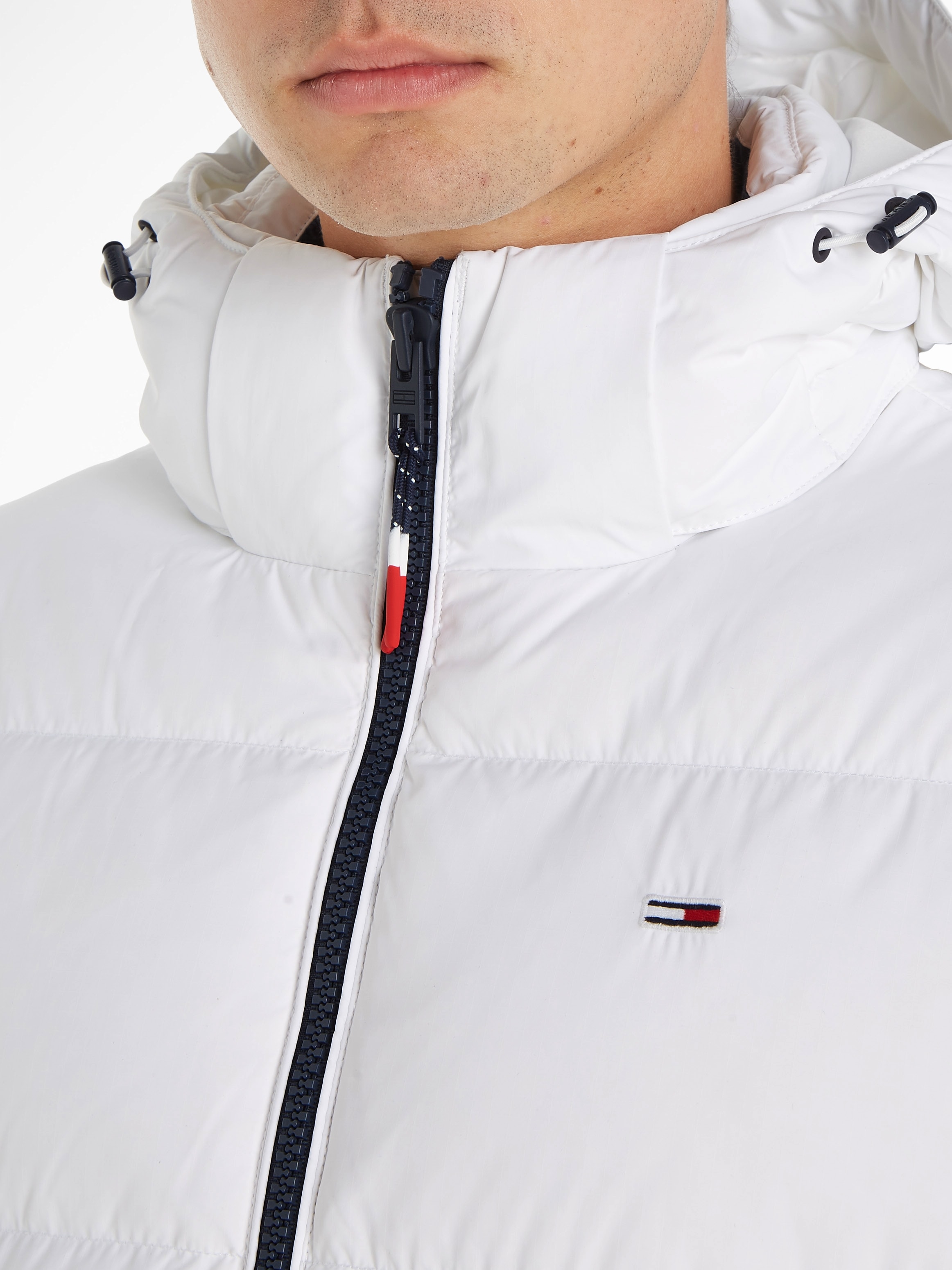 Tommy Jeans Daunenjacke »TJM ESSENTIAL DOWN JACKET«, mit Kapuze, mit Tunnelzug und Stoppern an der Kapuze