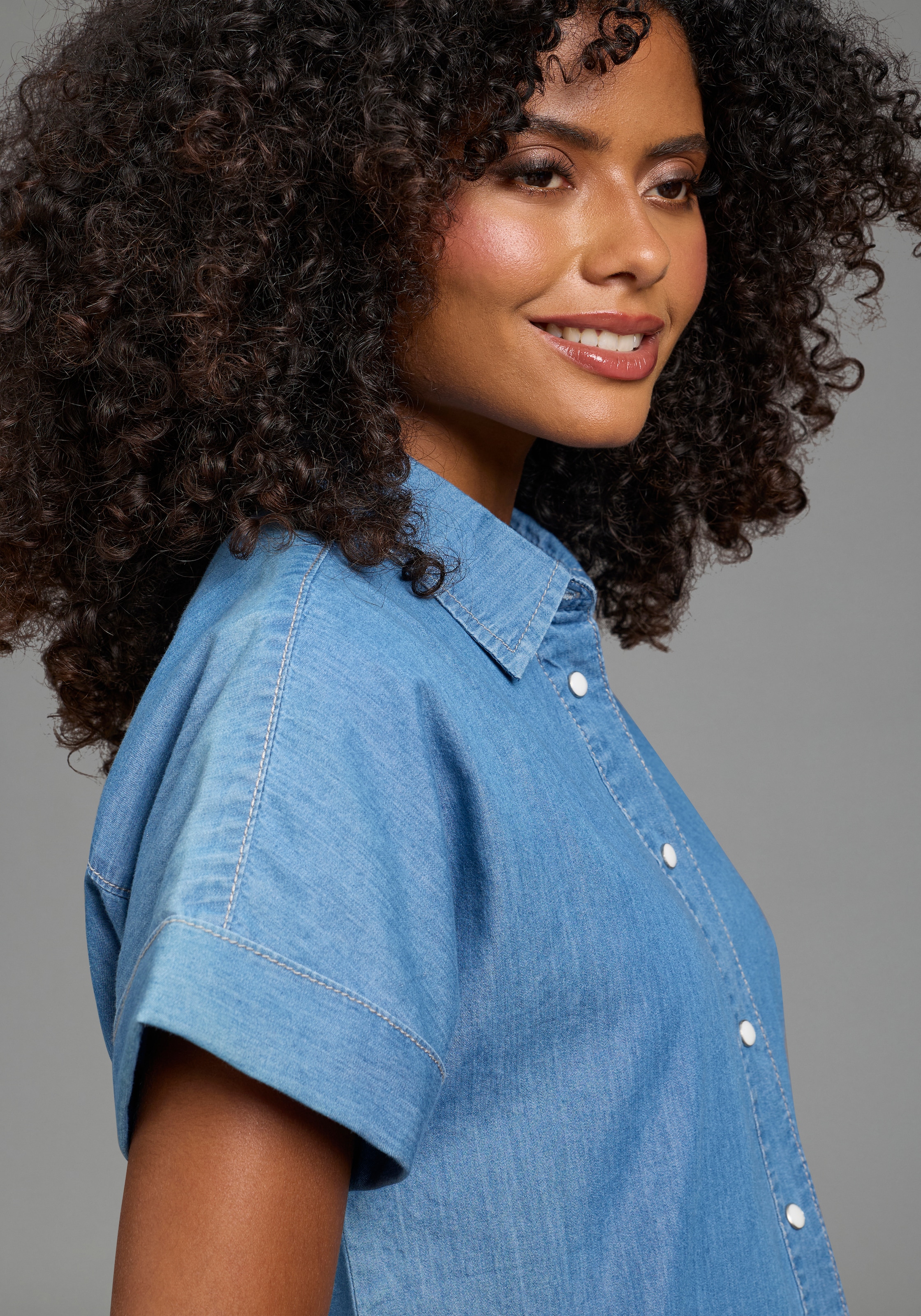 Arizona Jeansbluse »halbarm« mit Hemdblusenkragen, Comfort Fit, auch in großen Größen