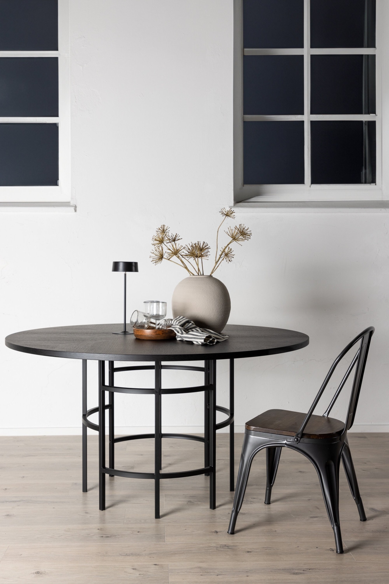 Venture Home Esstisch »Copenhagen, runder Esstisch in elegantem Schwarz, Ø 140 cm« Esszimmertisch, MDF, Holzfurnier-Optik, Metallgestell, rund, modern