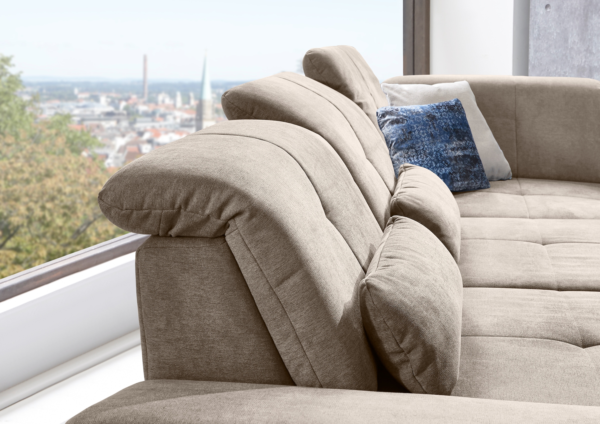 Die PlanBar Ecksofa »MP-IN16037 L-Form mit Kaltschaum-Polsterung«, mit Sitztiefenverstellung & Zierkissen