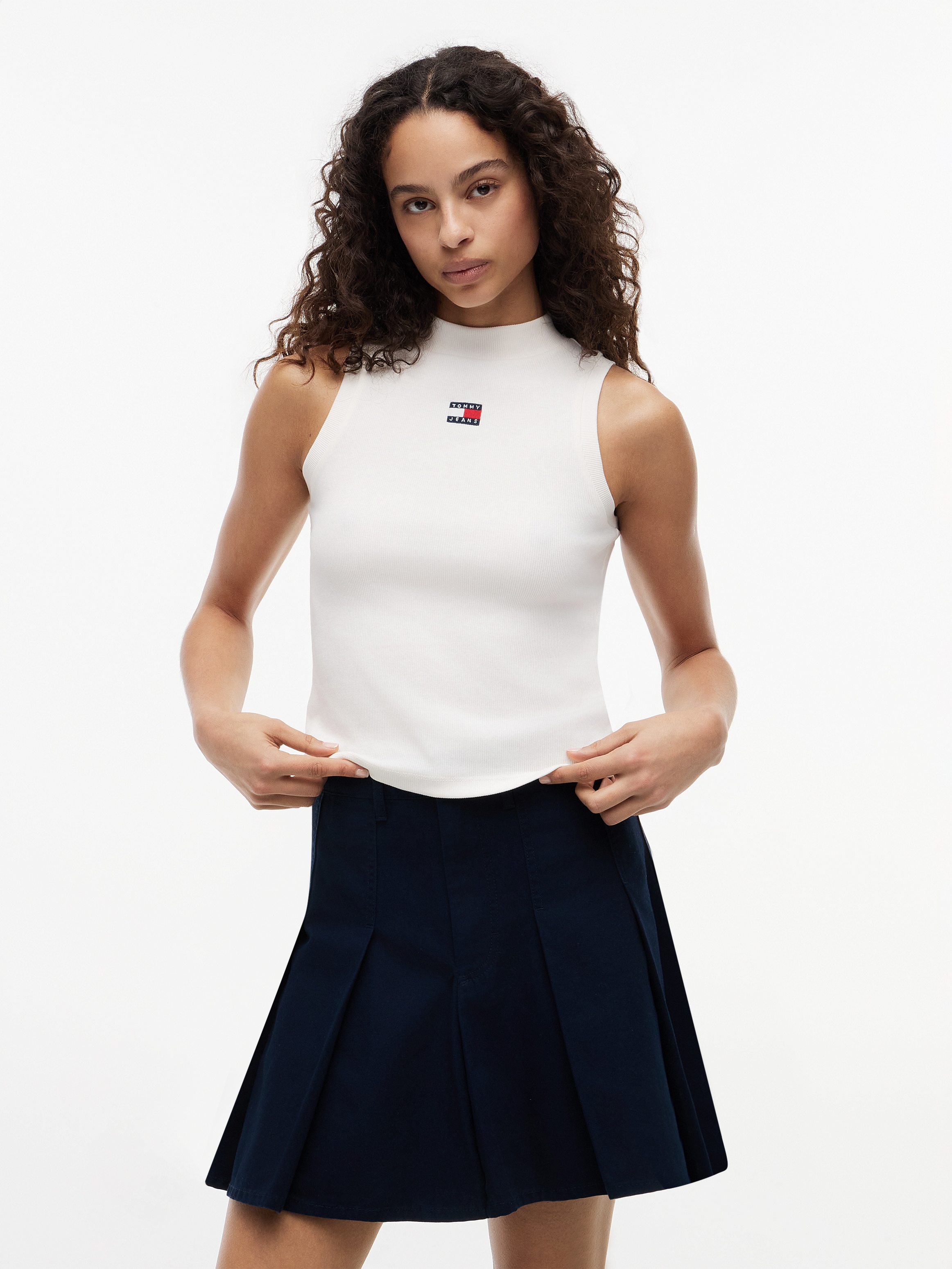 Tommy Jeans Tanktop "TJW SLIM BADGE RIB MOCK TANK" Baumwollmischung, slim fit, igurbetont, in gerippter Struktur