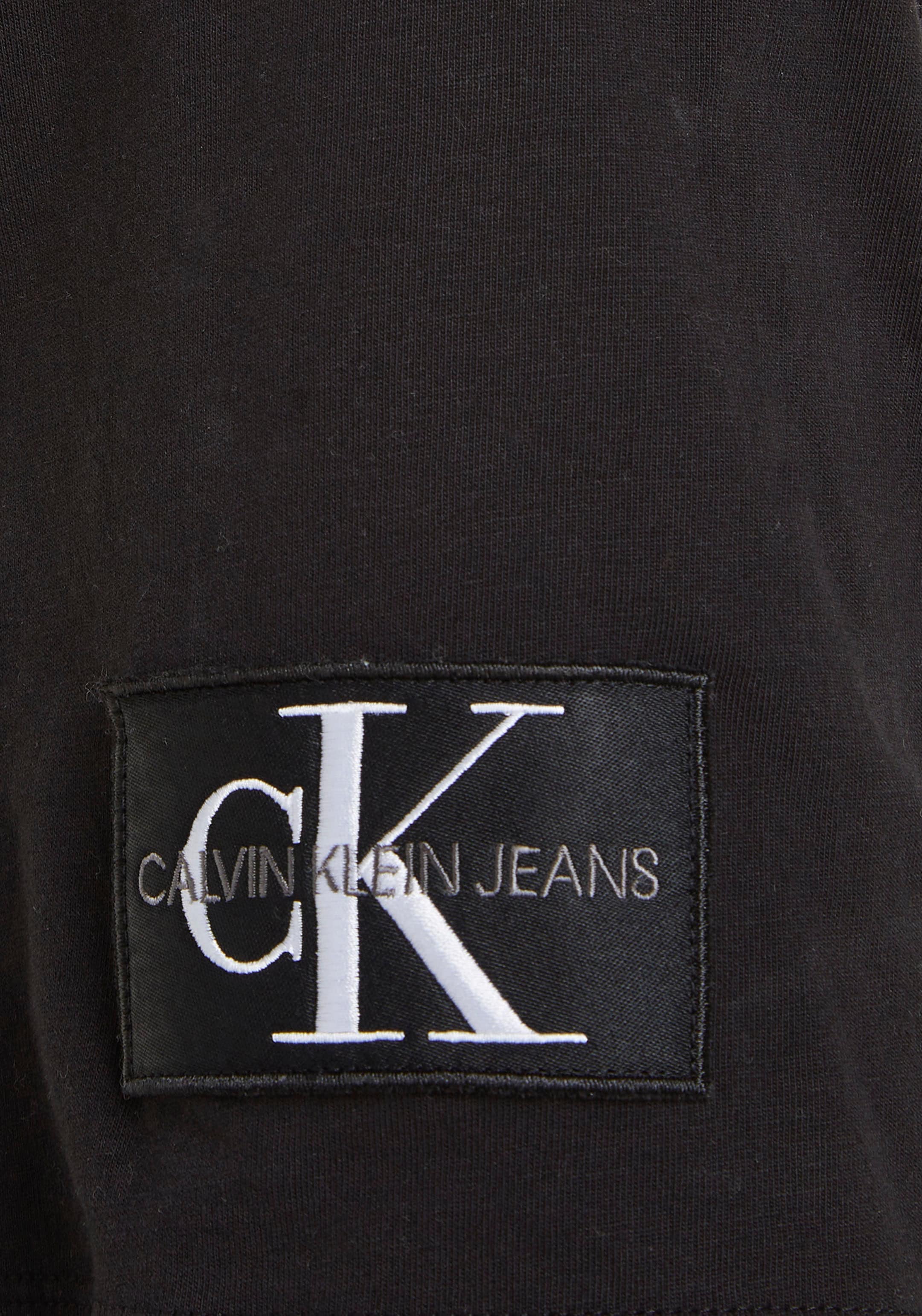 Klein T-Shirt OVERSIZED Klein Logo-Badge »MONOLOGO Calvin Calvin Ärmel BAUR dem mit ▷ Jeans BADGE | auf kaufen TEE«,