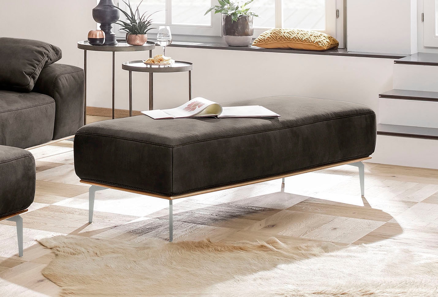 W.SCHILLIG Polsterhocker mit elegantem Holzsockel, Füße in Chrom glänzend, Breite 150 cm