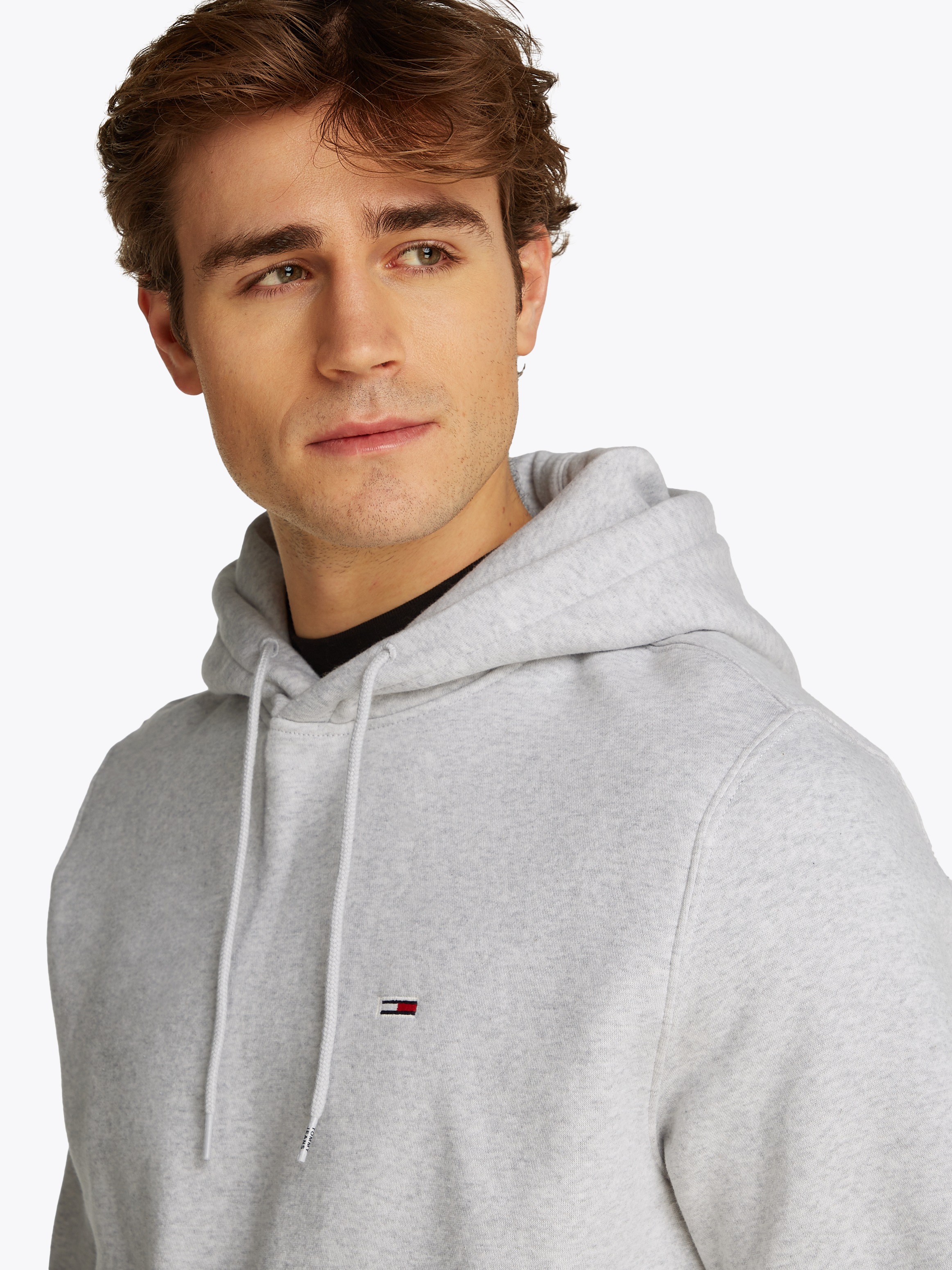 Tommy Jeans Sweatshirt »TJM REG S FLAG HOODIE«, mit bestickten Markenlogo auf Brusthöhe