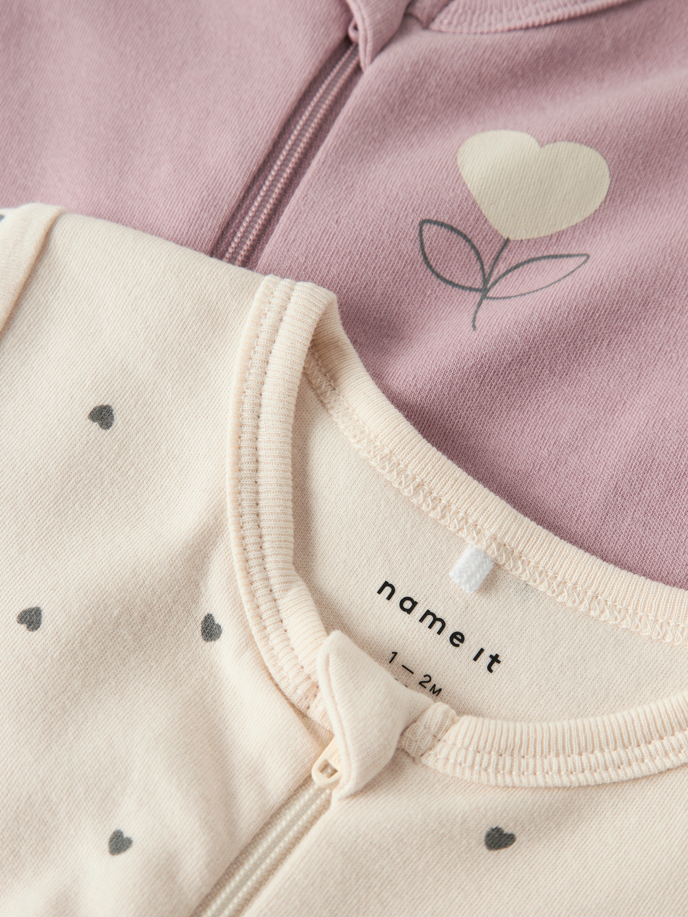 Name It Pyjama »NBFNIGHTSUIT 2P ZIP FF HEART NOOS« Packung, 2 tlg.