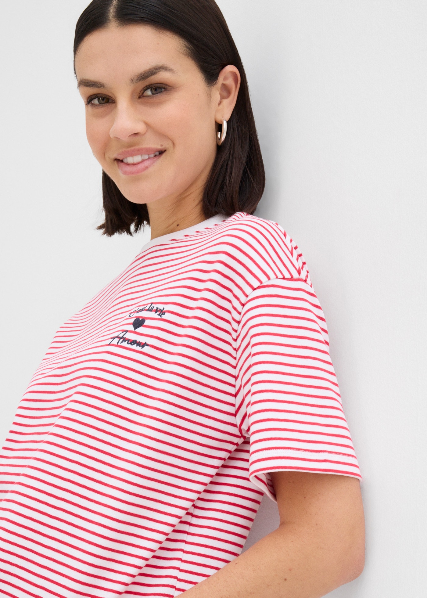 bonprix T-Shirt lockere Passform, Kurzarm-Design, aus Baumwolle, mit Stickerei