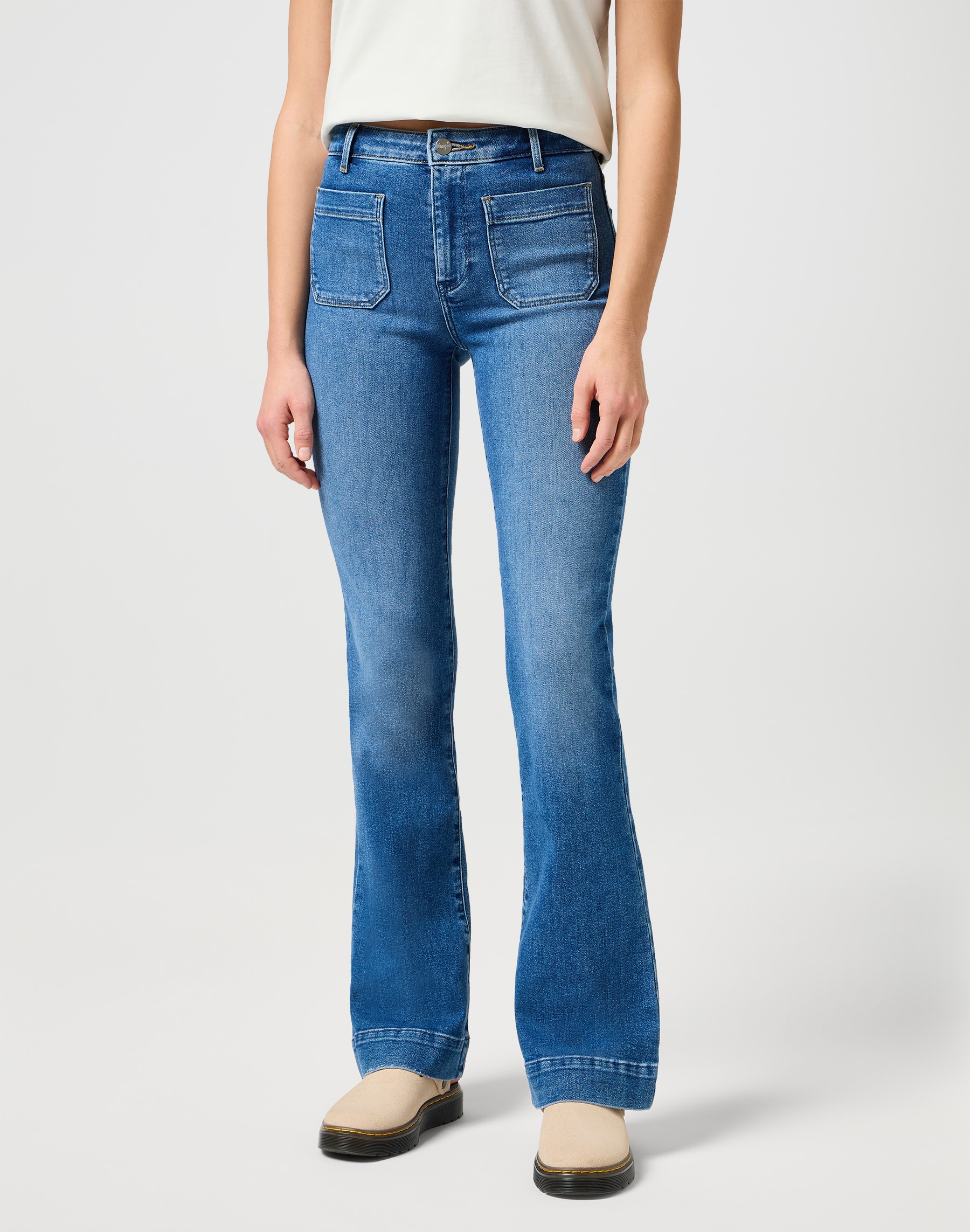 Wrangler "Flare" im Retro-Design mit ausgestelltem Bein