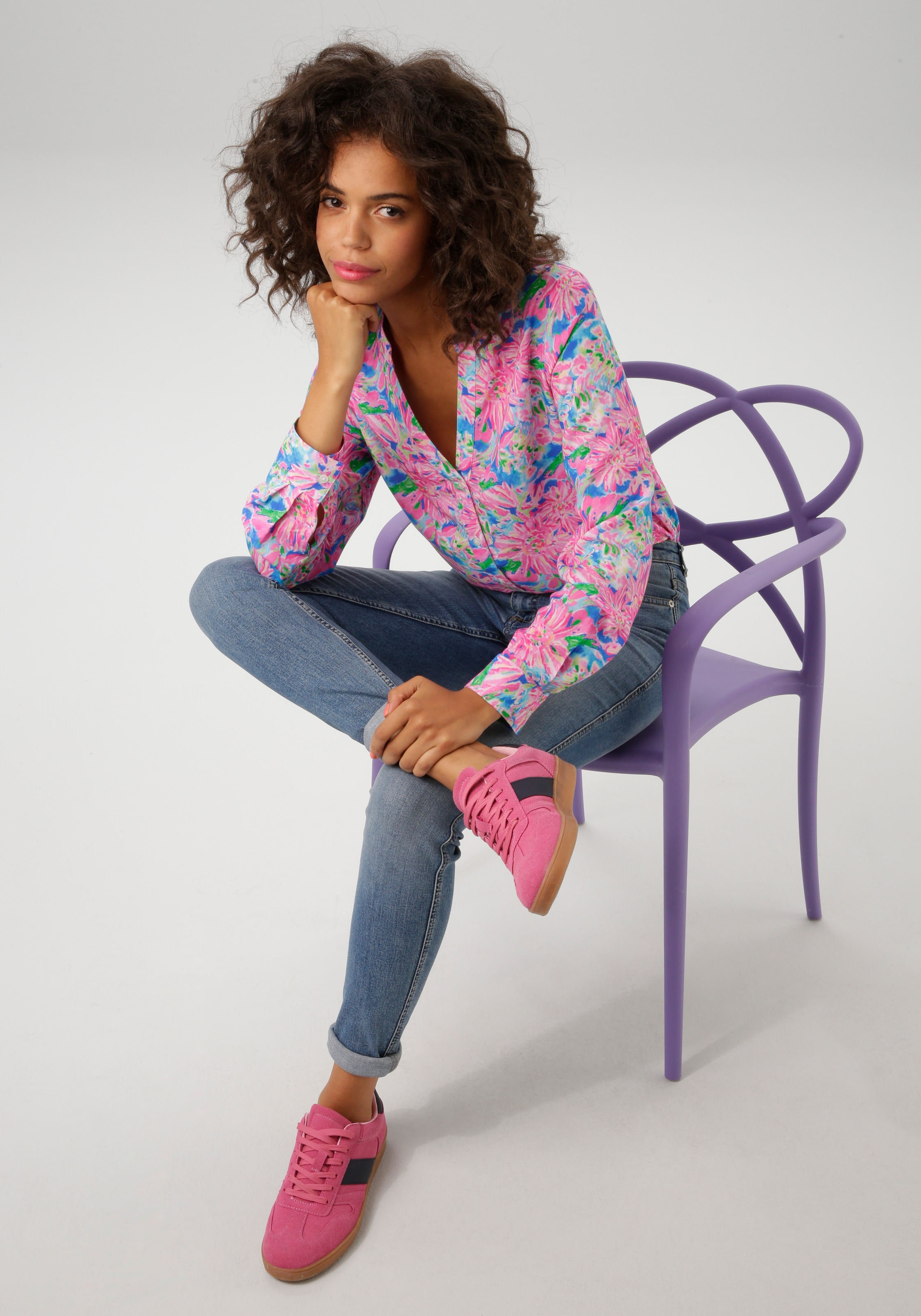 Aniston CASUAL Schlupfbluse, mit farbenfrohem, malerischen Blumendruck - NEUE KOLLEKTION