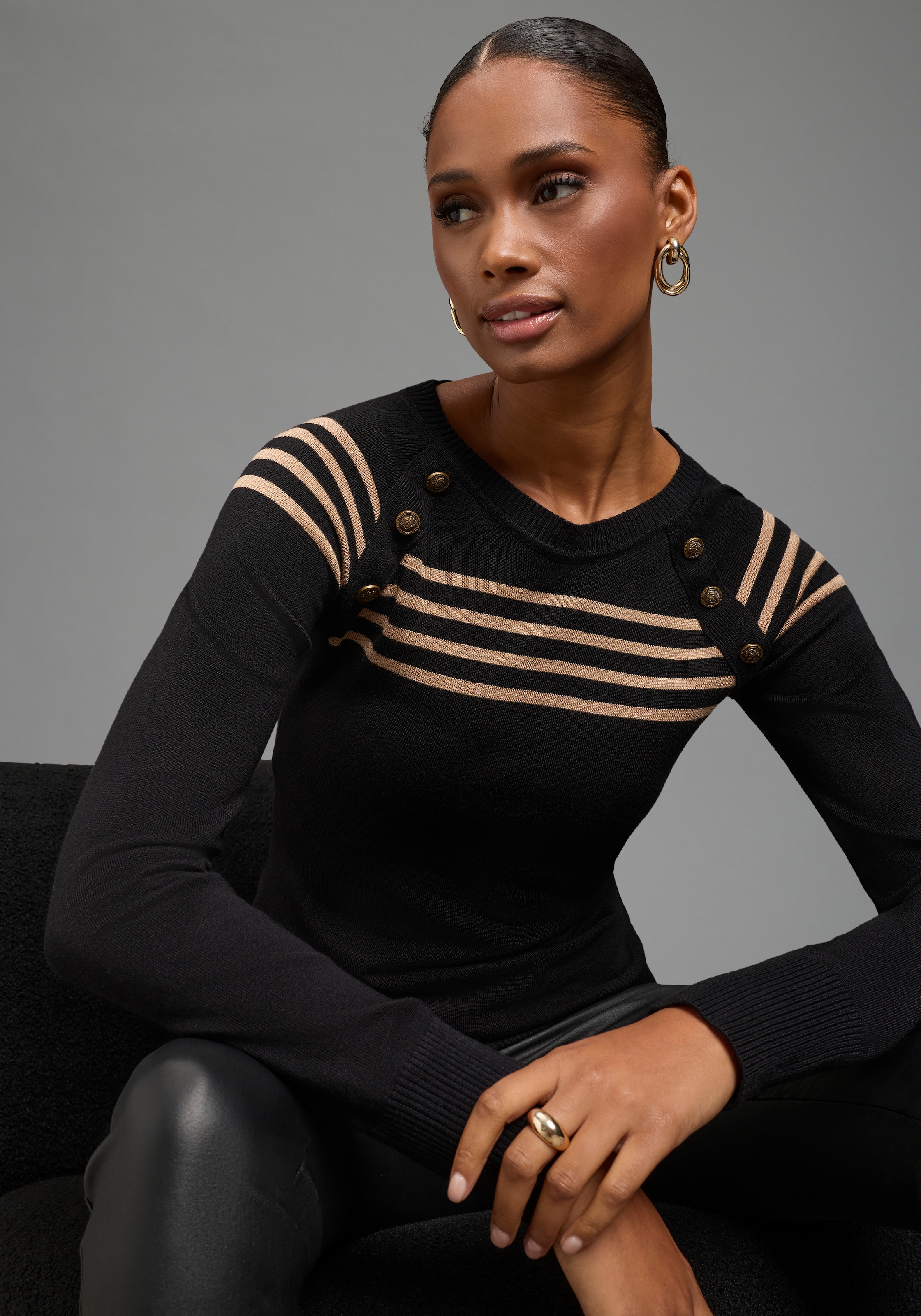 Bruno Banani Strickpullover "mit Zierknöpfen und Streifen-Design" mit Rundhalsausschnitt, figurbetonte Passform, hüftlange Form