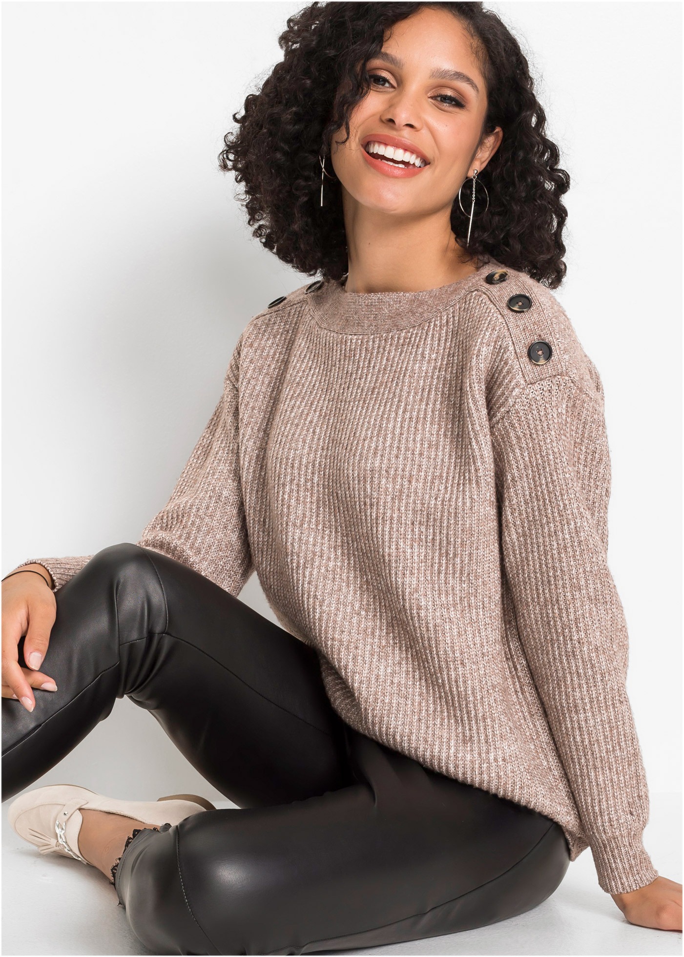 bonprix Strickpullover "Pullover mit Knöpfen" in Melange-Optik, leicht überschnittene Schultern mit Knopfverzierung