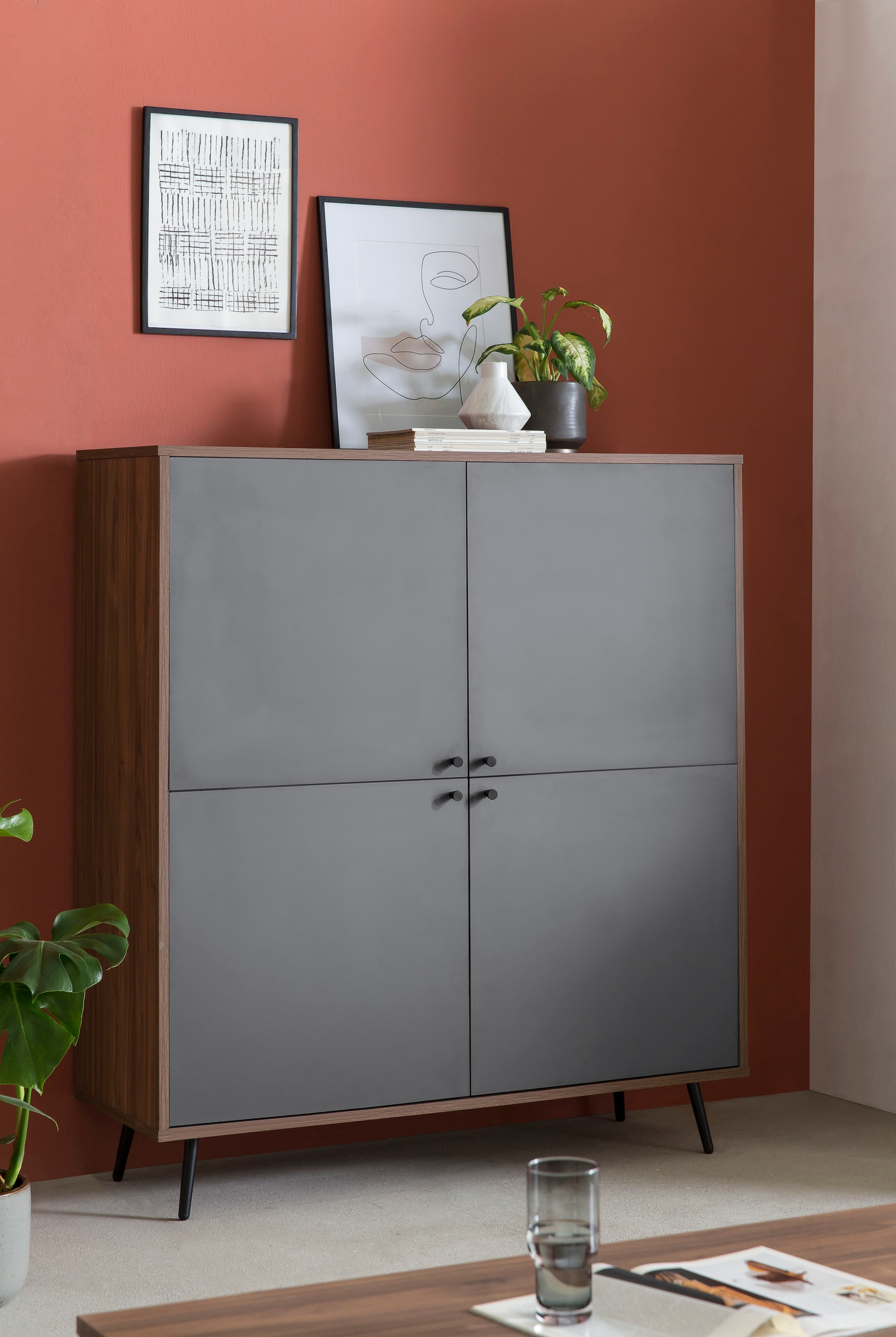 SalesFever Highboard, Vitrine in moderner Farbkombination von Walnuss und Grau