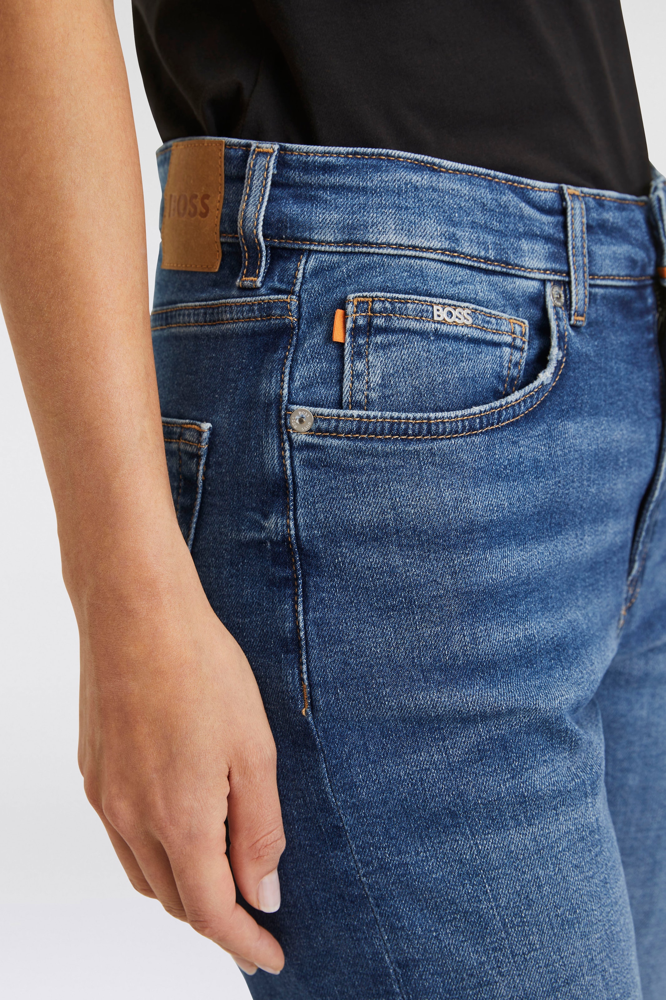 BOSS ORANGE Slim-fit-Jeans »C_ELSA MR 3.0 Premium Damenmode«, mit BOSS Logo aus Metall