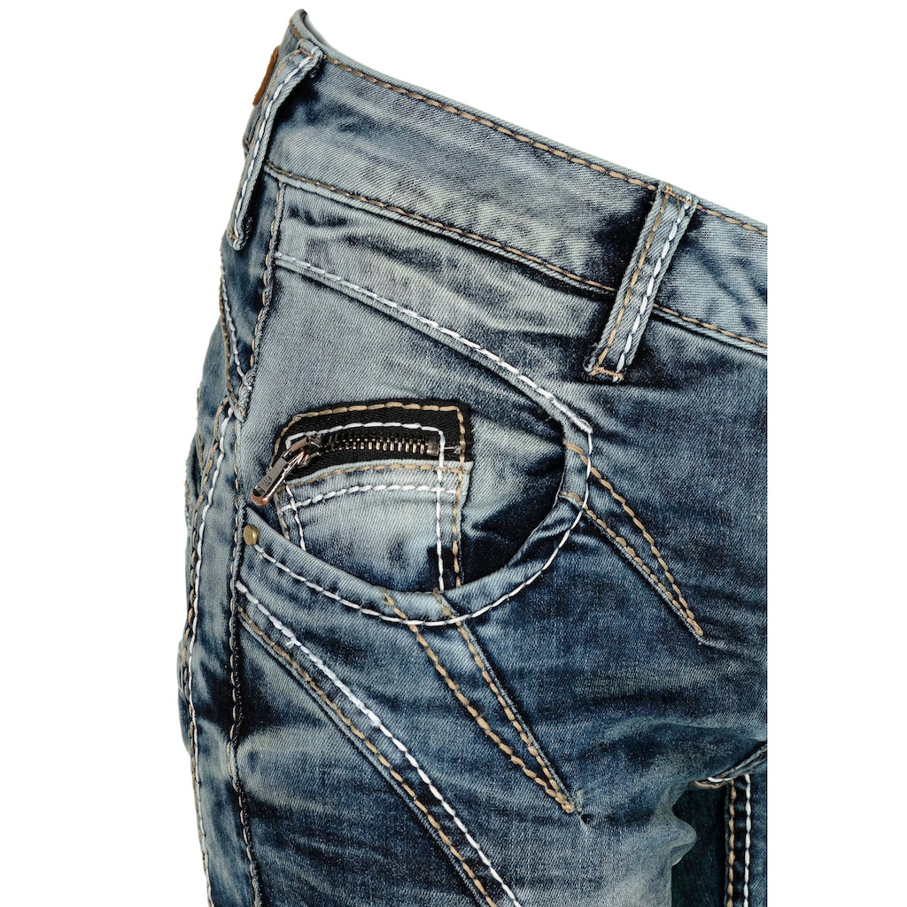 Cipo & Baxx Slim-fit-Jeans, mit Ziernähten in Straight Fİt