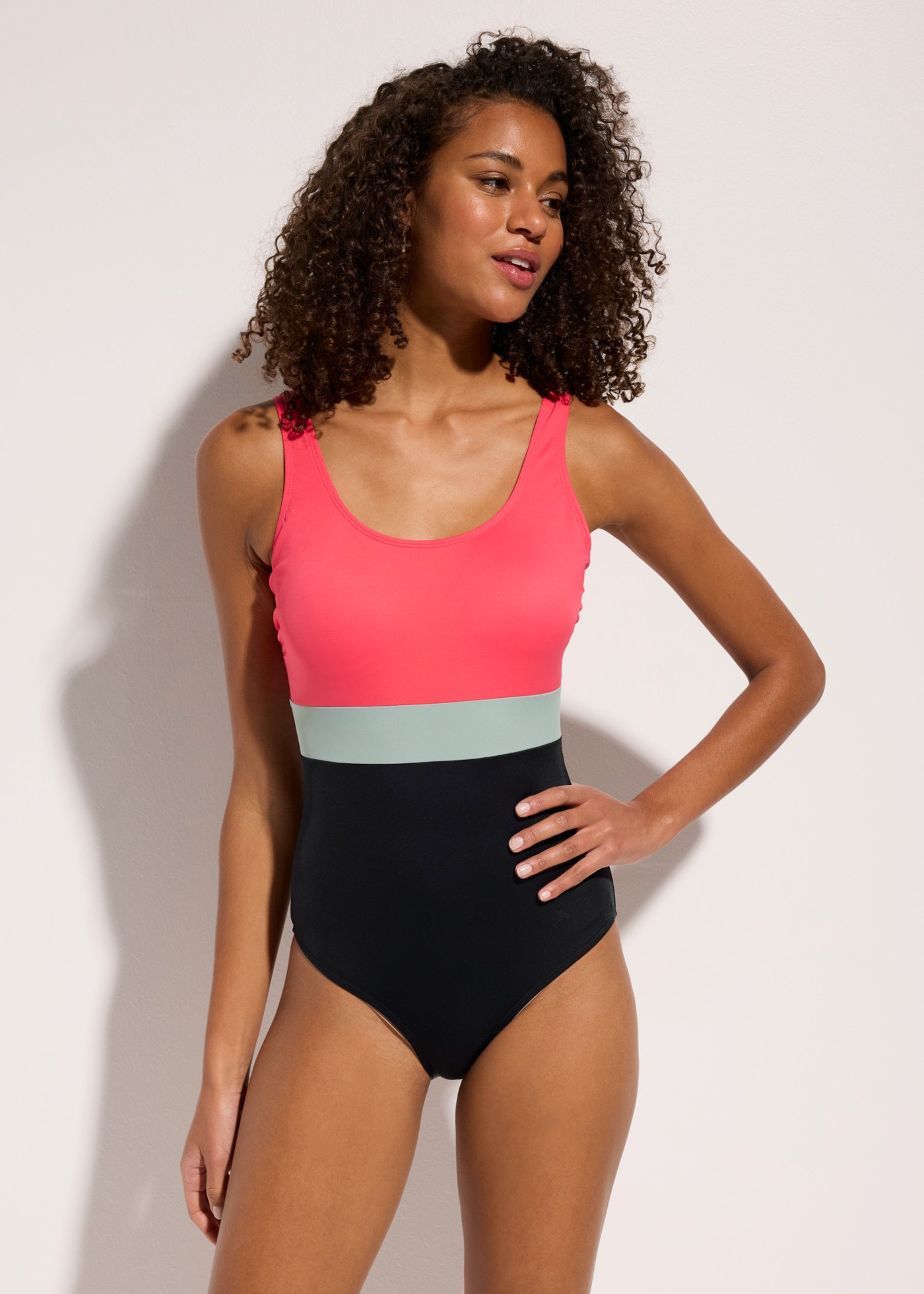 bonprix Badeanzug schnelltrocknend, sportlicher Stil, elastisches Material