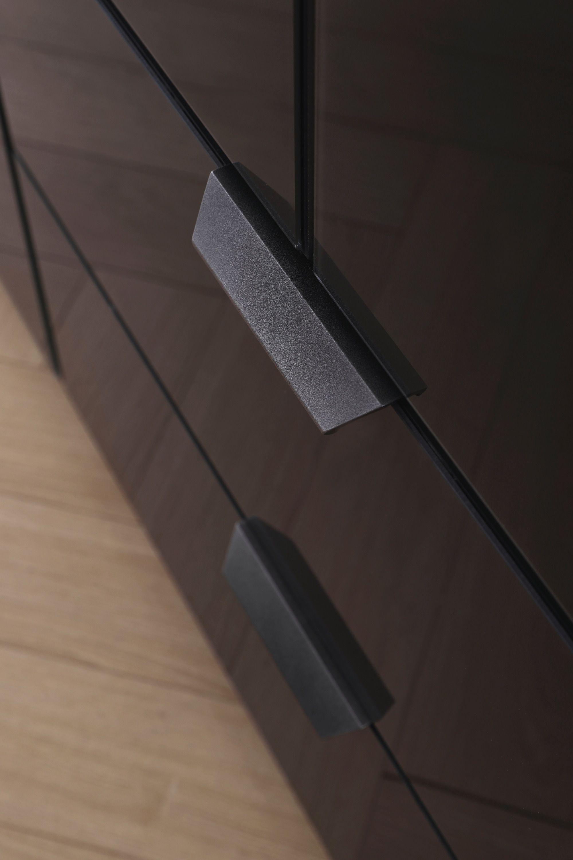 rauch Hochkommode »Modern by Aditio«, mit Glasfront und Kufenfuß, 2 Schubladen mit Softclose-Funktion