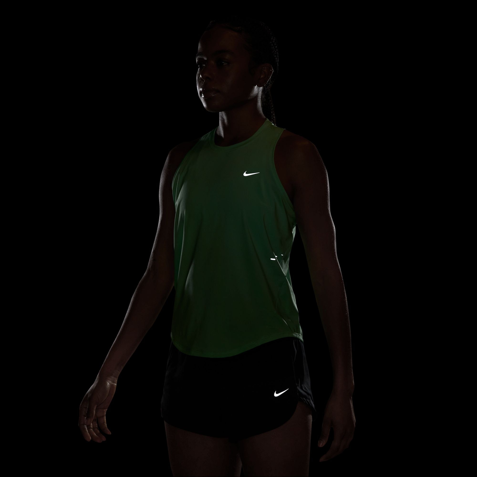 Nike Lauftop »W NK SWIFT DF TANK STNDRD« ärmelloses Design, leichtes Material, lockerer Schnitt