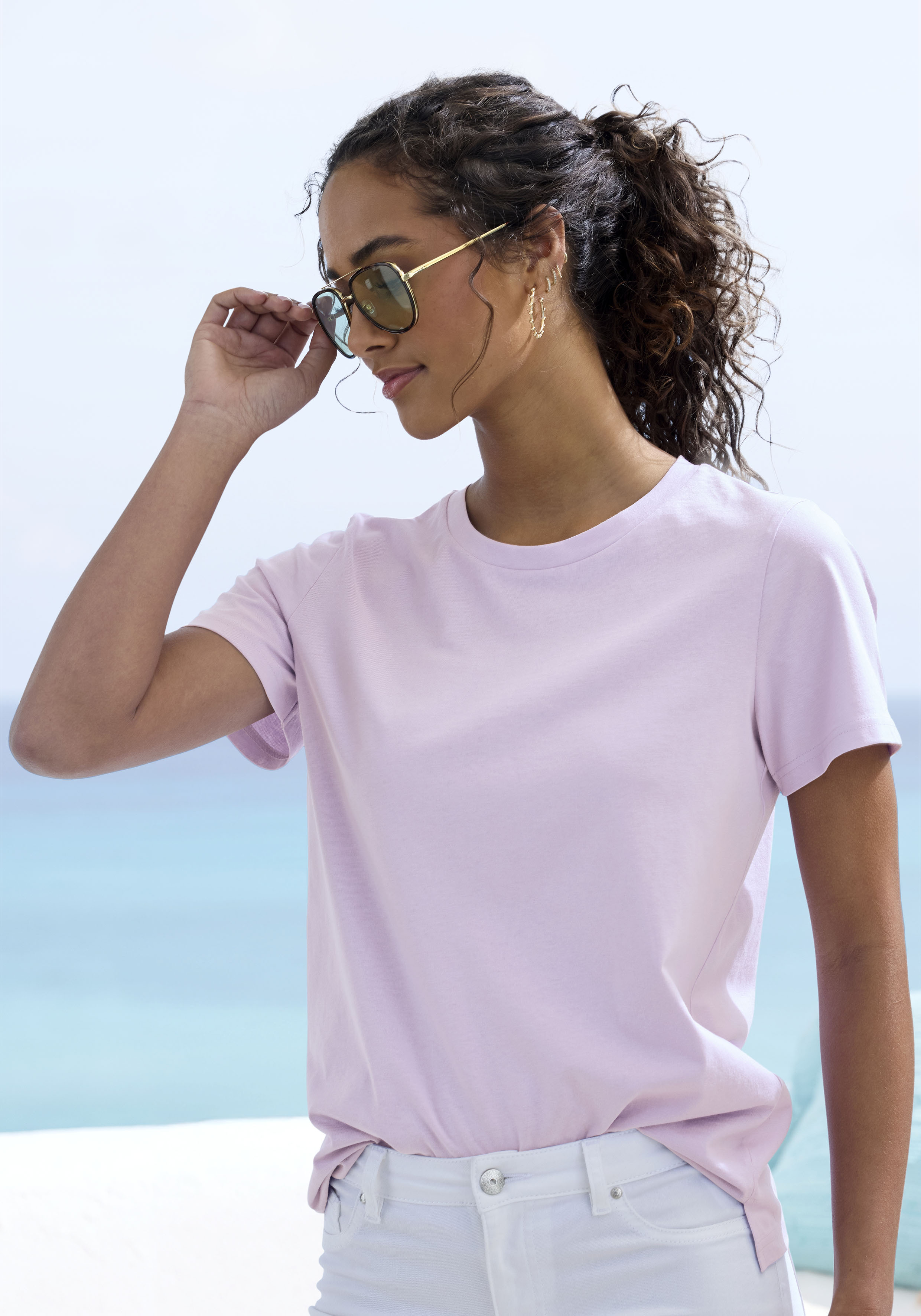 Beachtime by Lascana T-Shirt "mit modischem Schlitz am Saum" aus luftiger Baumwoll-Qualität