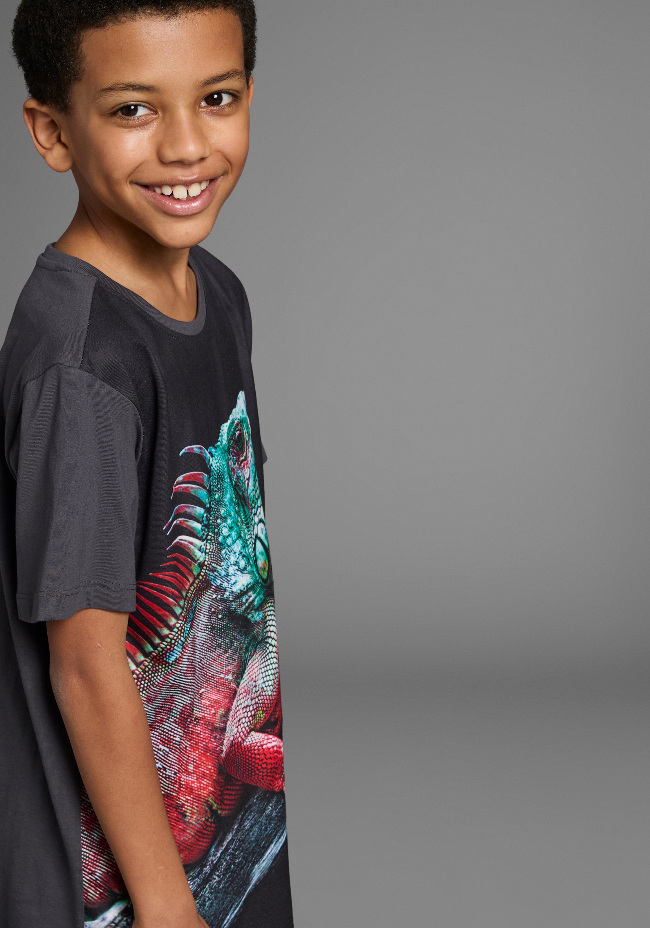 Thumbnail - KIDSWORLD T-Shirt "Fotoprint: LITTLE LIZARD" Kurzarm, mit stylischem Leguan-Druck, Rundhalsausschnitt