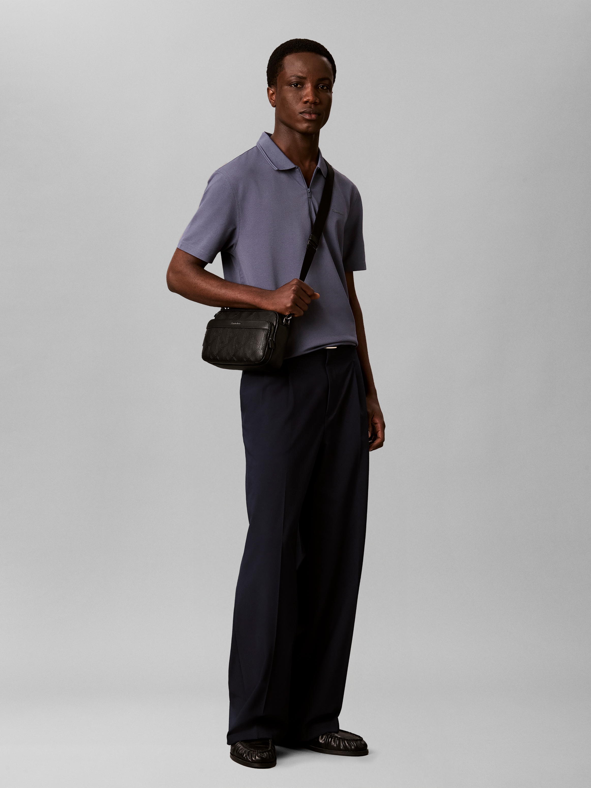 Calvin Klein Umhängetasche »EMBLEM AOP DEBOSS CAMERA BAG« Crossbody Bag, Schultertasche mit CK-Logoprägung und Fronttasche