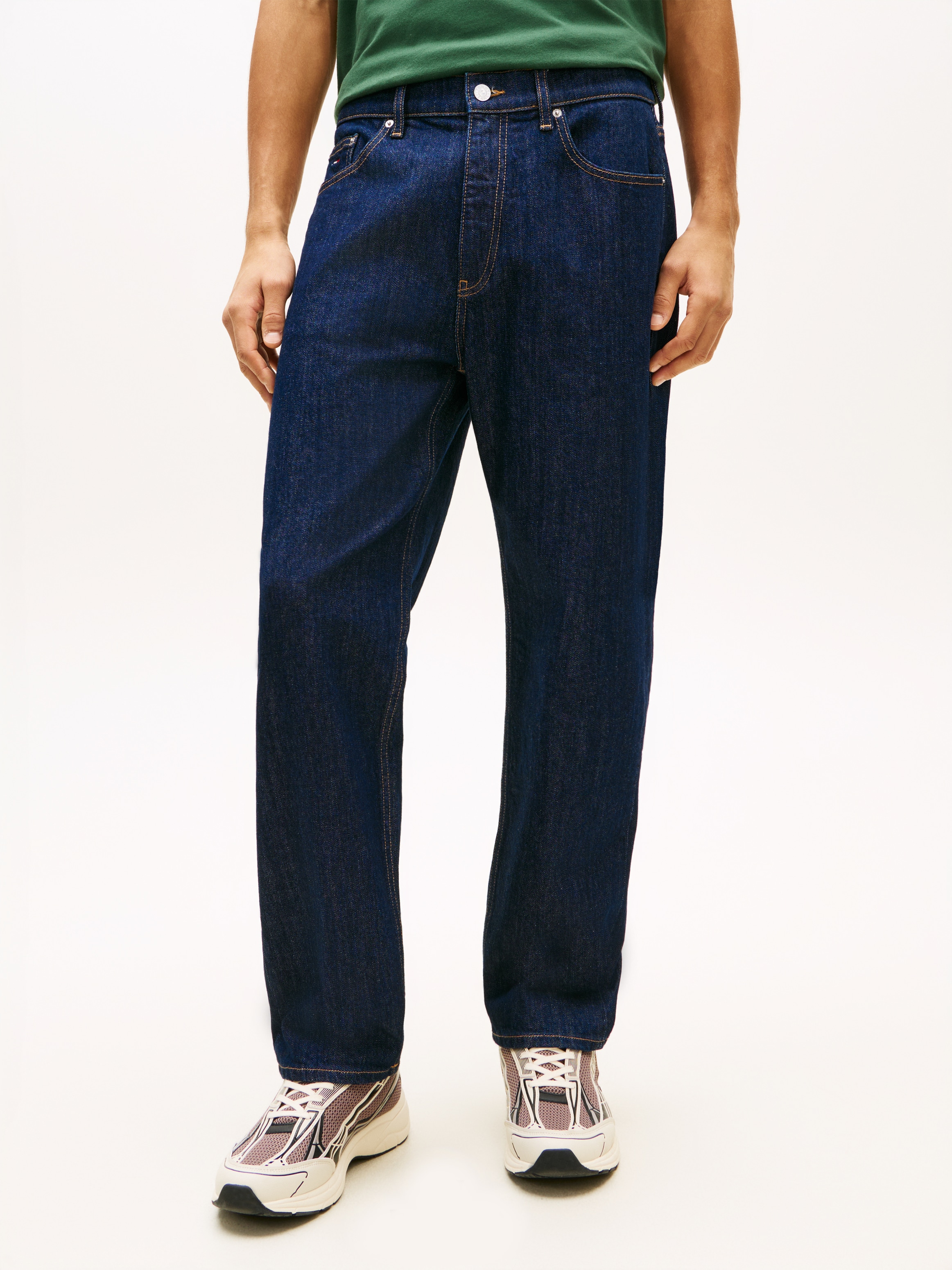 Tommy Jeans "Sonny Regular Tapered" mit dezenter Waschung