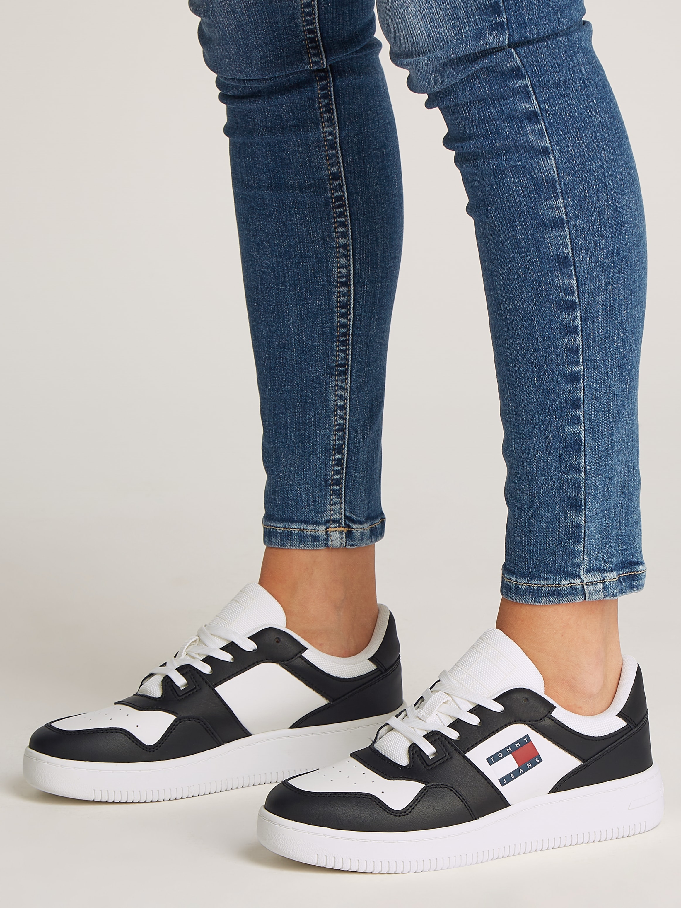 Tommy Jeans Plateausneaker »TJW RETRO BASKET ESS«, Freizeitschuh, Halbschuh, Schnürschuh mit seitlicher Logoflagge