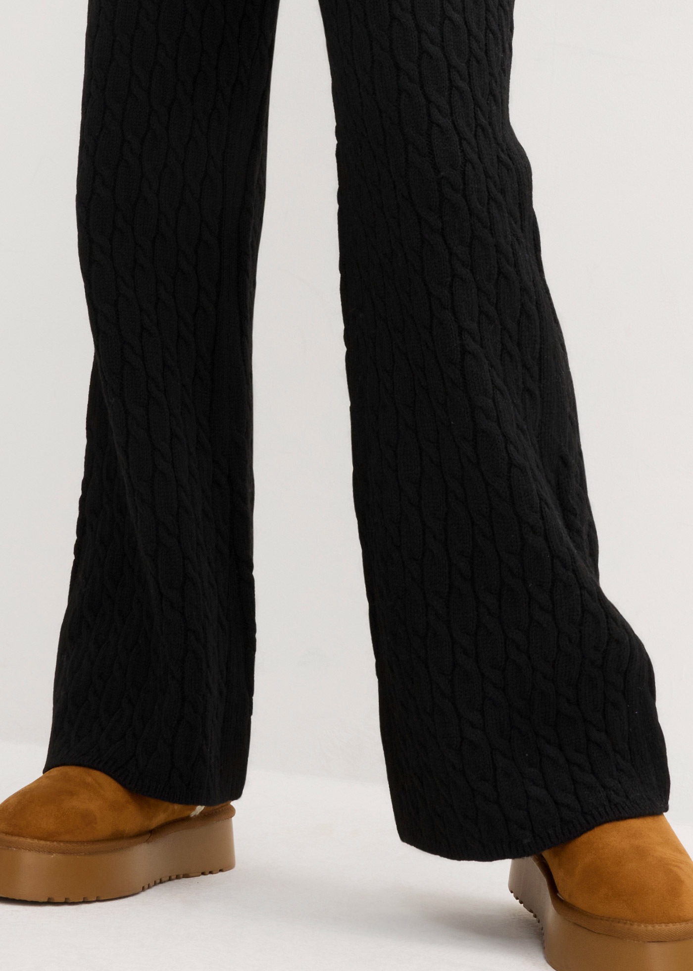 bonprix Stoffhose »Strickhose mit Zopfmuster«  aus Polyester und Wolle, Loose Fit, weite Beinform, mit Zopfmuster