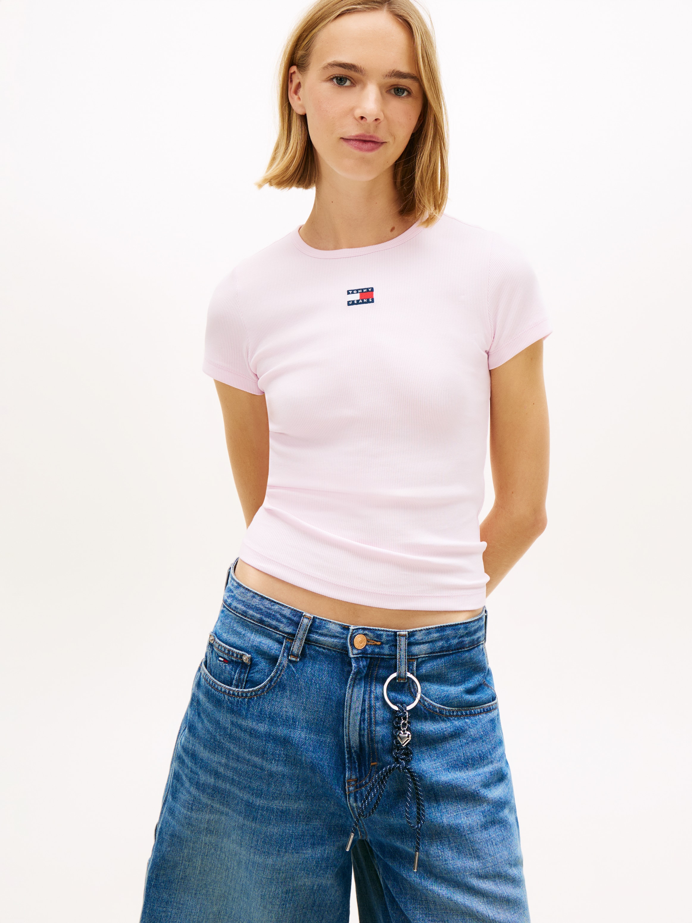 Tommy Jeans Kurzarmshirt "TJW SLIM BADGE RIB TEE" mit gerippter Struktur günstig online kaufen