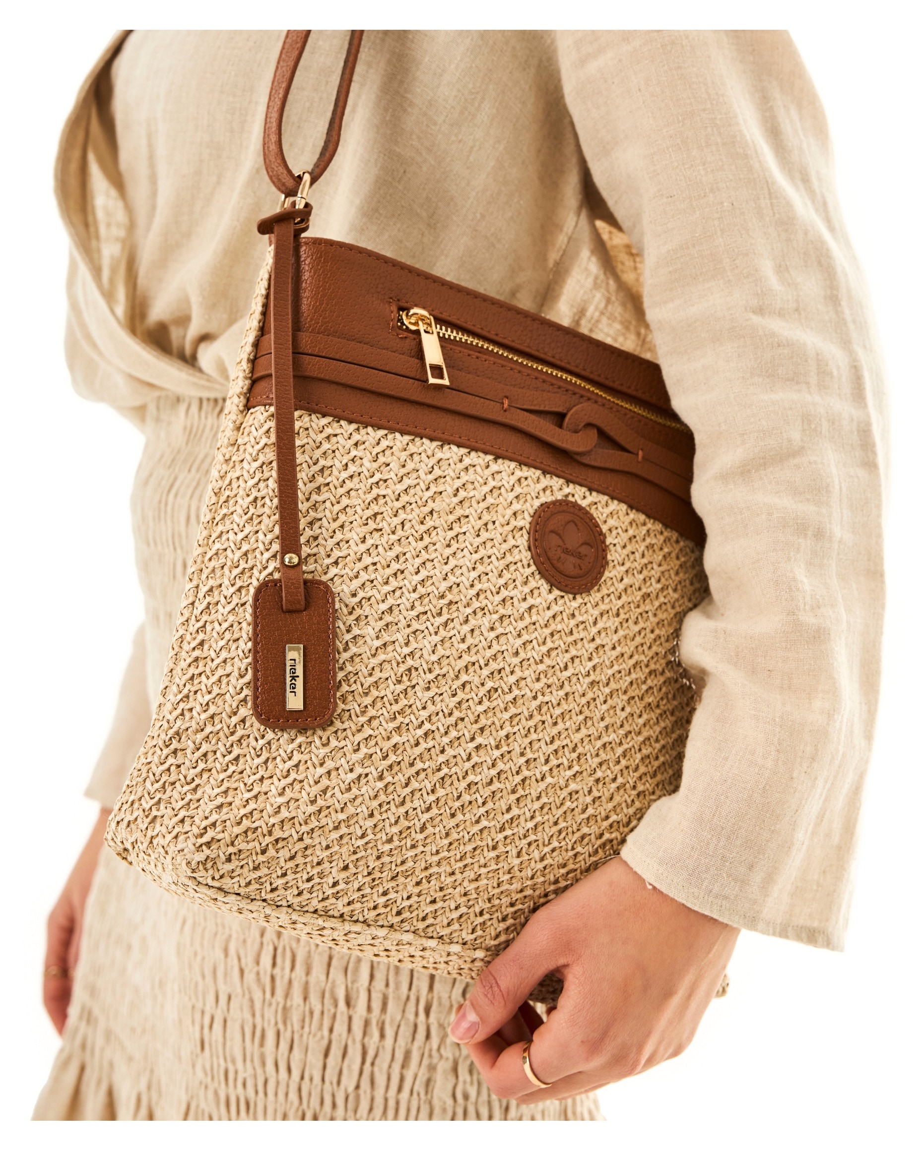 Rieker Umhängetasche, Schultertasche, Damen-Tasche mit abnehmbarem Logo-Anhänger