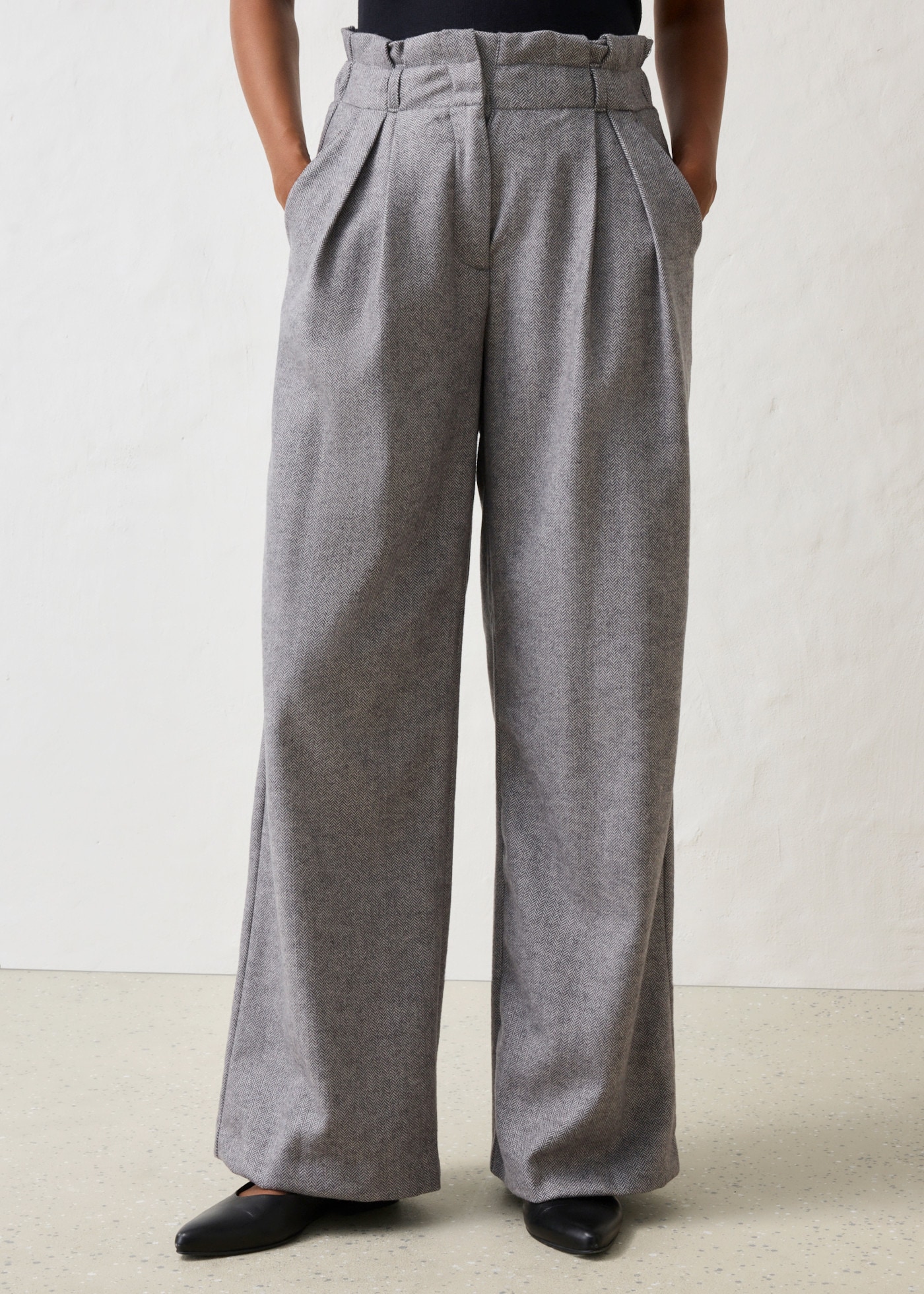 bonprix Bundfaltenhose  mit Wollanteil, weiche, weite Ausführung, Loose Fit, eleganter Stil