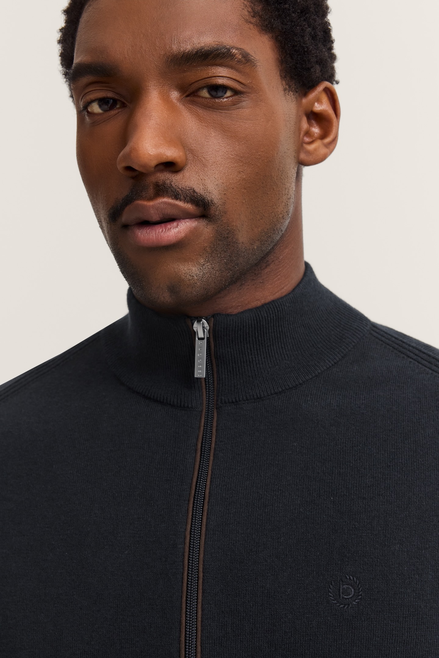 bugatti Strickjacke »Regular Fit«, mit Reißverschluss und Stehkragen
