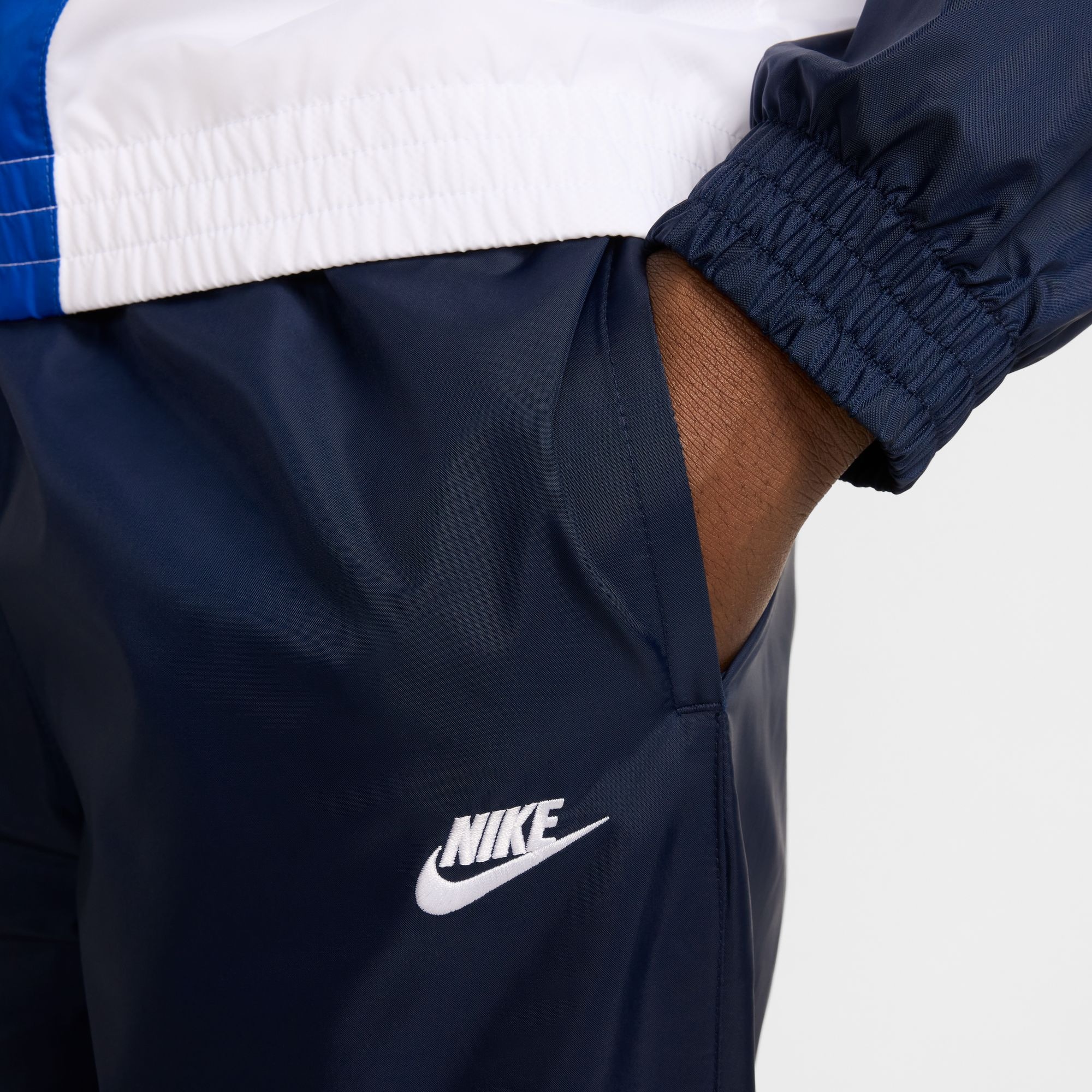 Nike Sportswear Trainingsanzug »M NK CLUB WVN TRK SUIT« mit Taschen, mit Mesh-Futter, aus gewebtem Taftmaterial