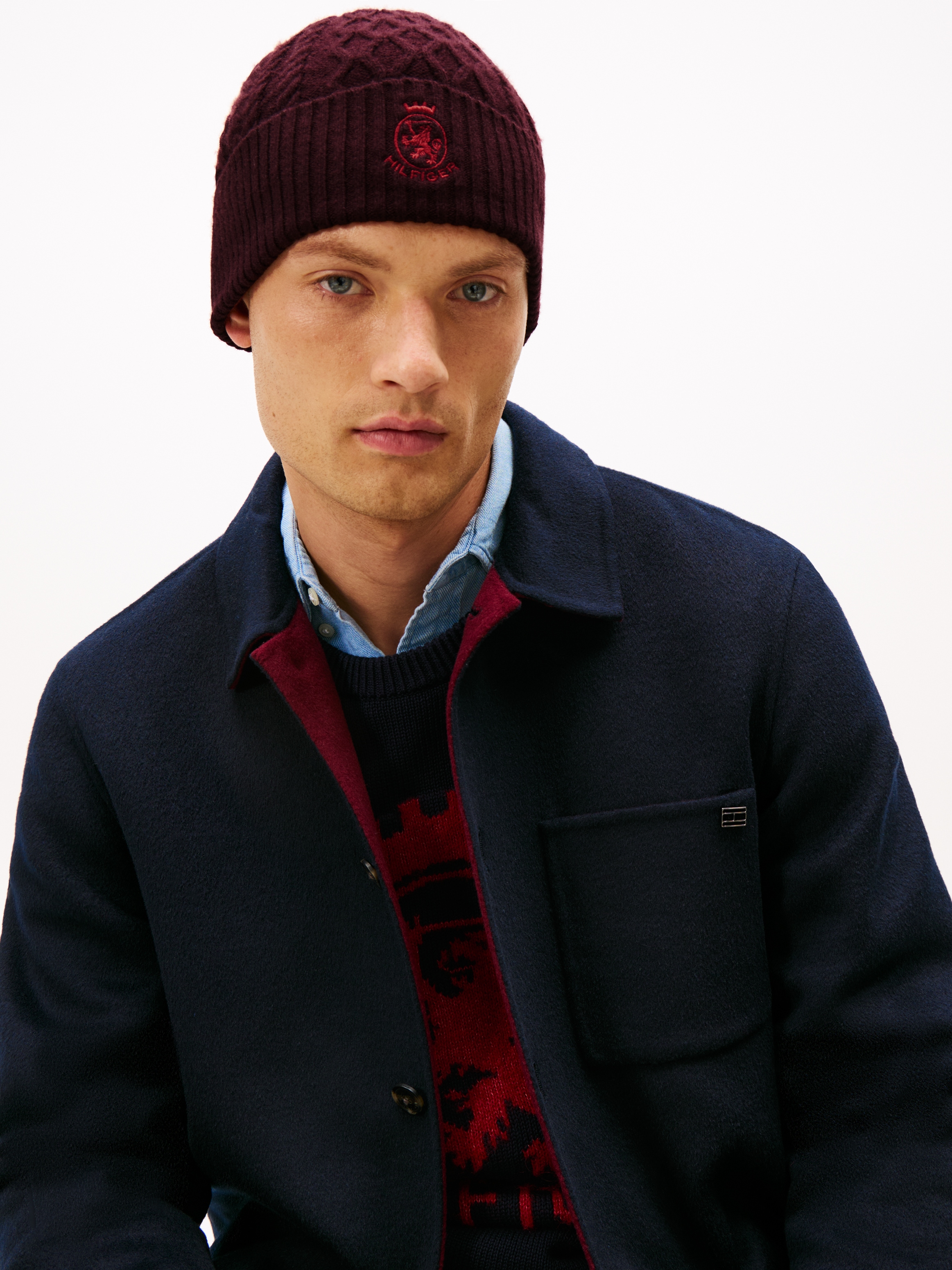 Tommy Hilfiger Beanie »TH CREST KNIT« Zopfstrickmuster, mit TH-Wappen