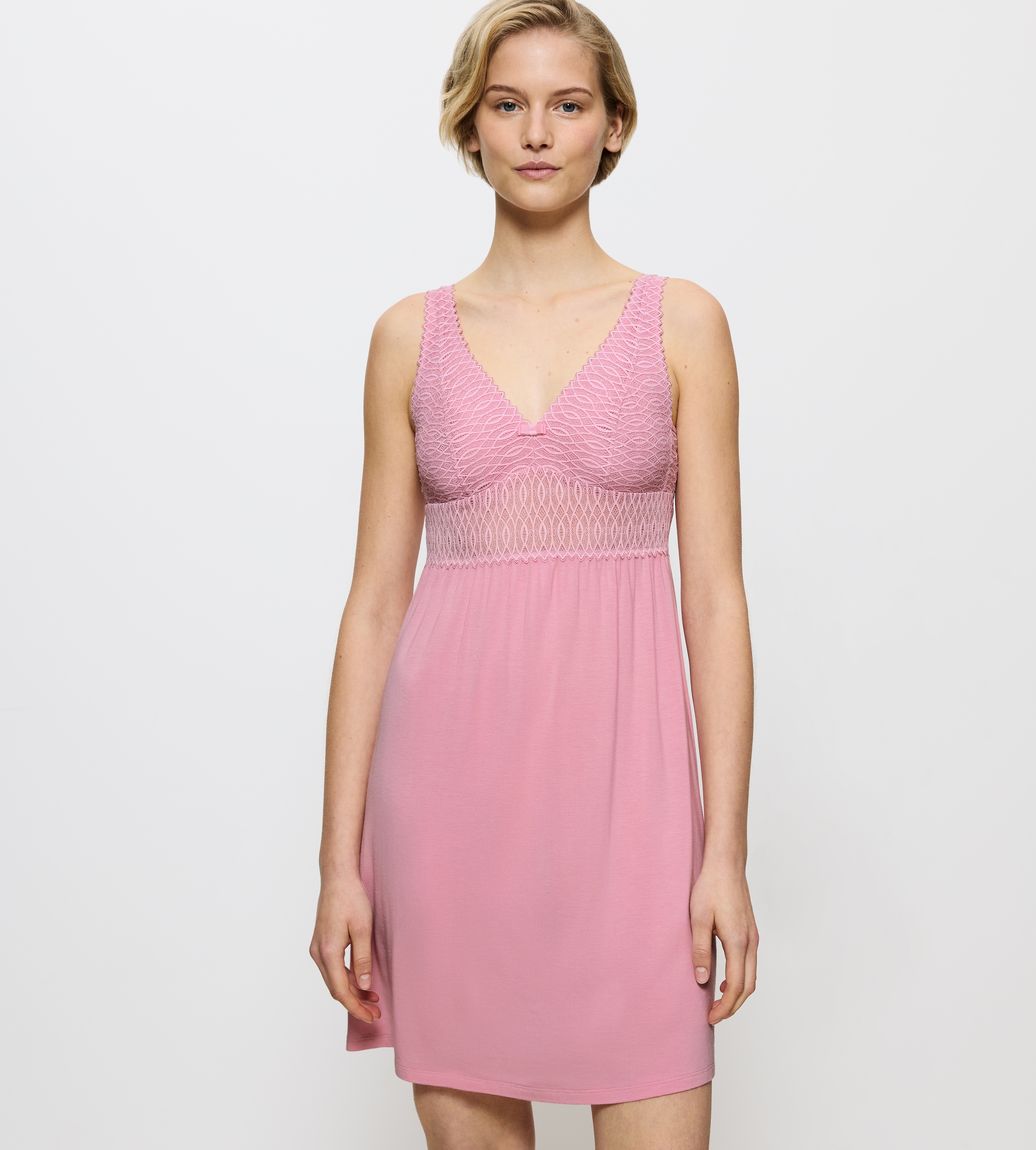 Triumph Nachthemd »Aura Spotlight NDK 03 X« Ohne Taschen weich, atmungsaktiv, V-Ausschnitt, Spitzeneinsätze