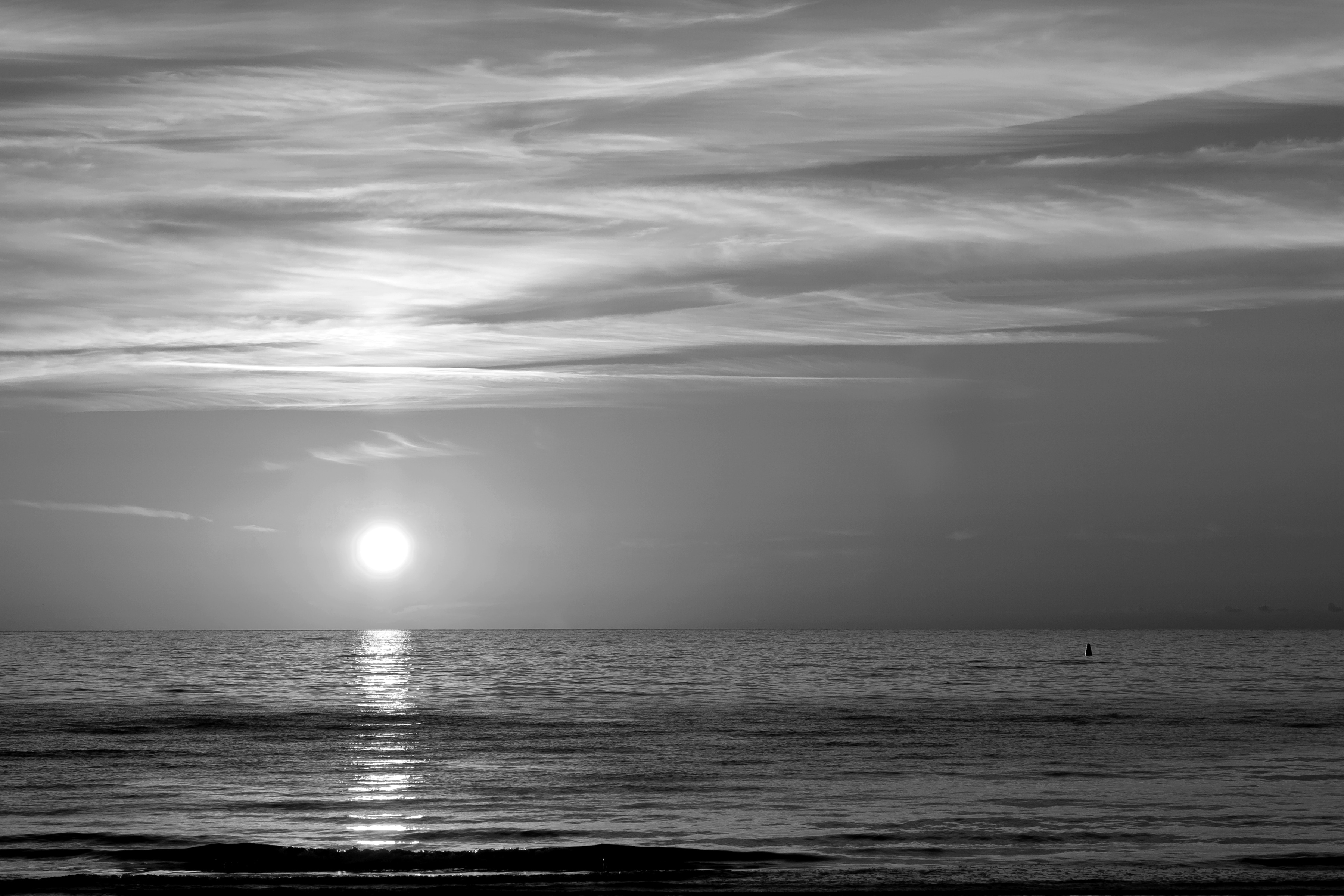 Papermoon Fototapete "Meer Schwarz & Weiß"