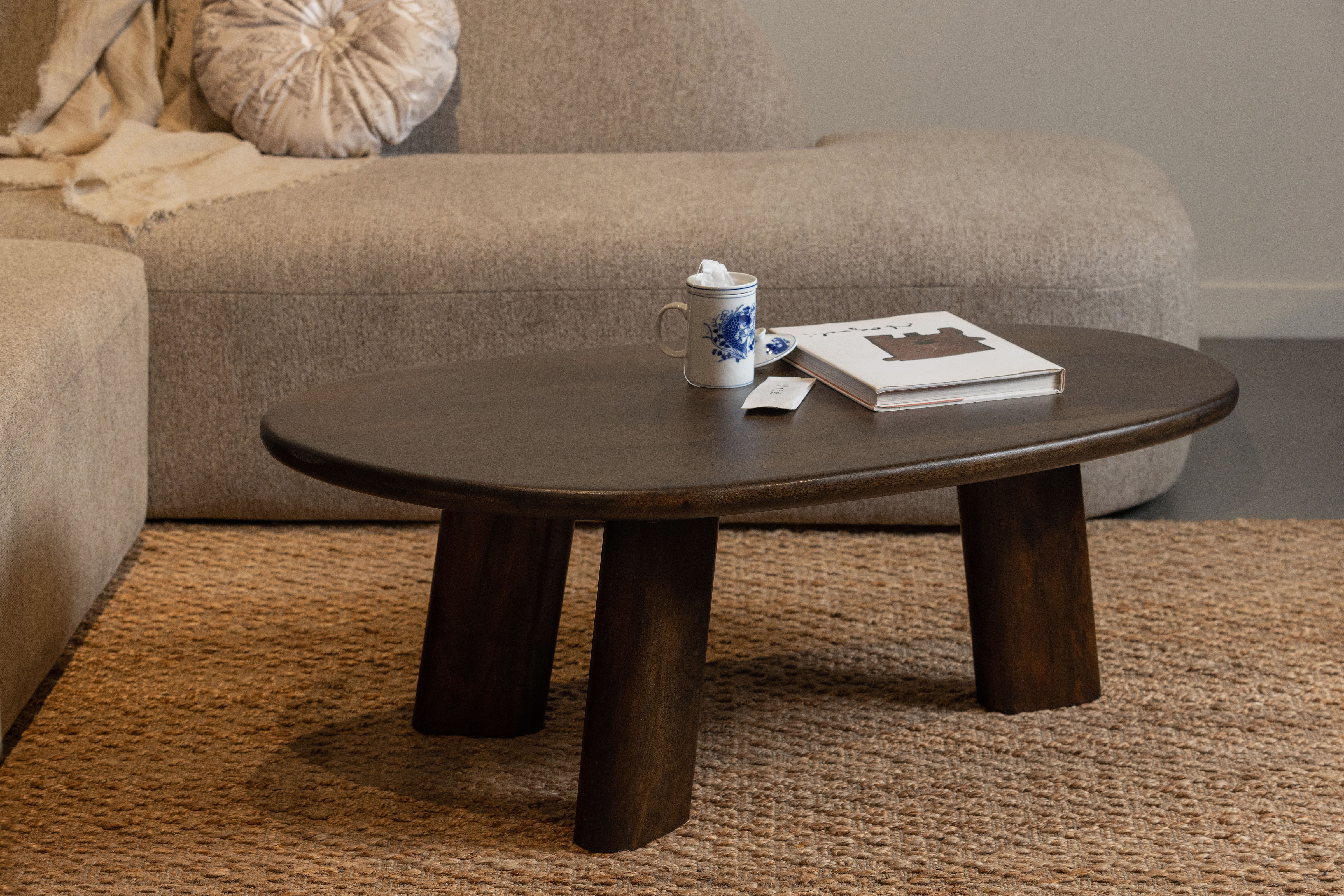 WOOOD Couchtisch "Roundly aus Mangoholz mit organisch geformter Platte 110x60x40 cm" Tragkraft 30 kg, Plattendicke 4 cm, Beine 14 cm breit