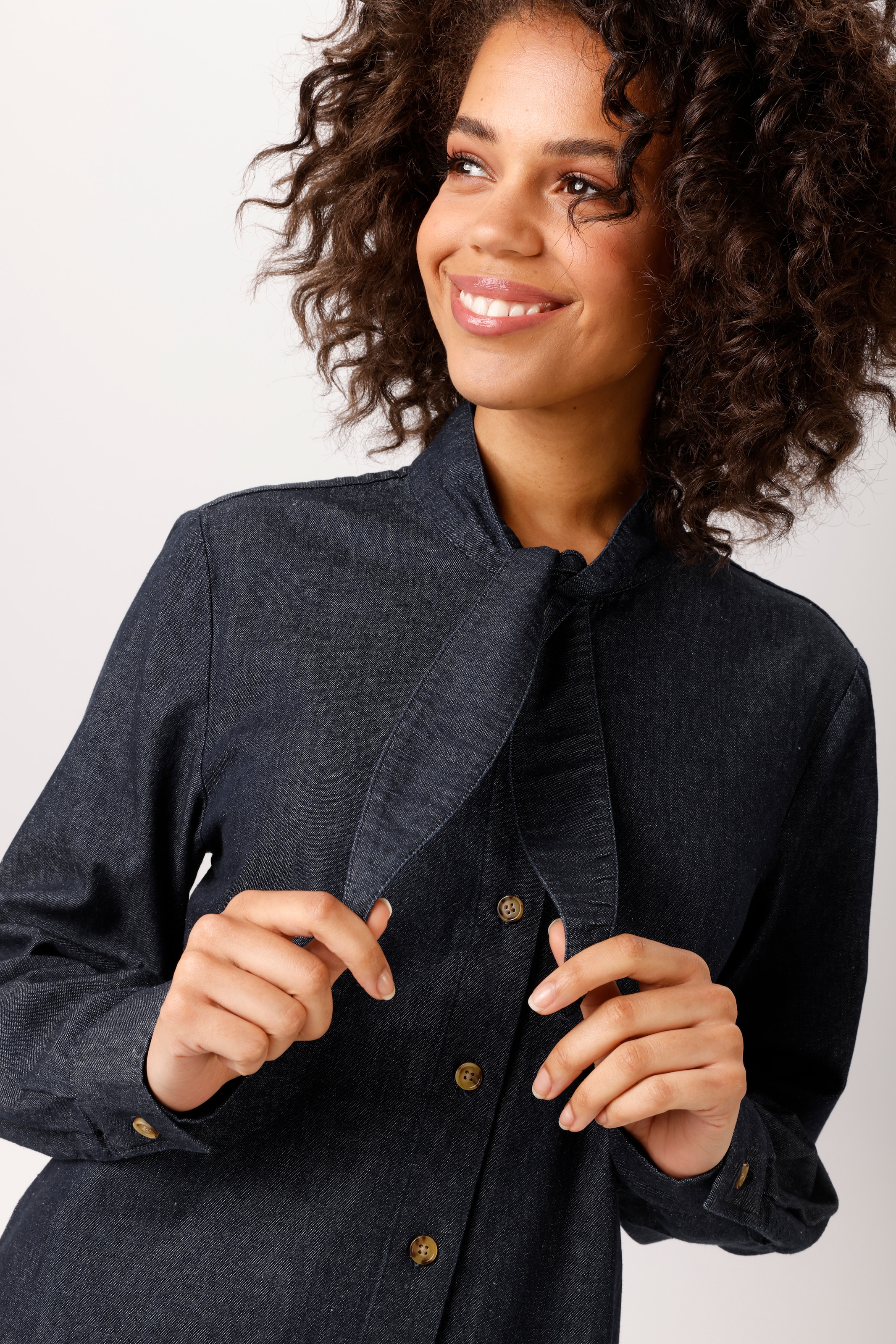 Aniston CASUAL Jeansbluse mit kleiner Schluppe am Rundhals-Ausschnitt - NEUE KOLLEKTION