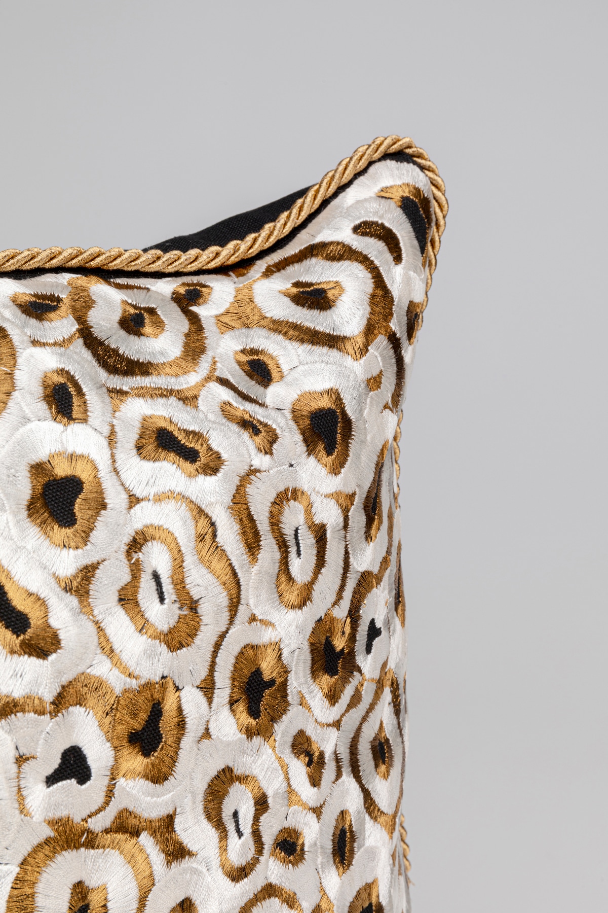 Kare Design Dekokissen »Cheetah, Kissenhülle mit Füllung, in zwei Größen« stützt Kopf und Nacken angenehm und sorgt für erholsamen Schlaf