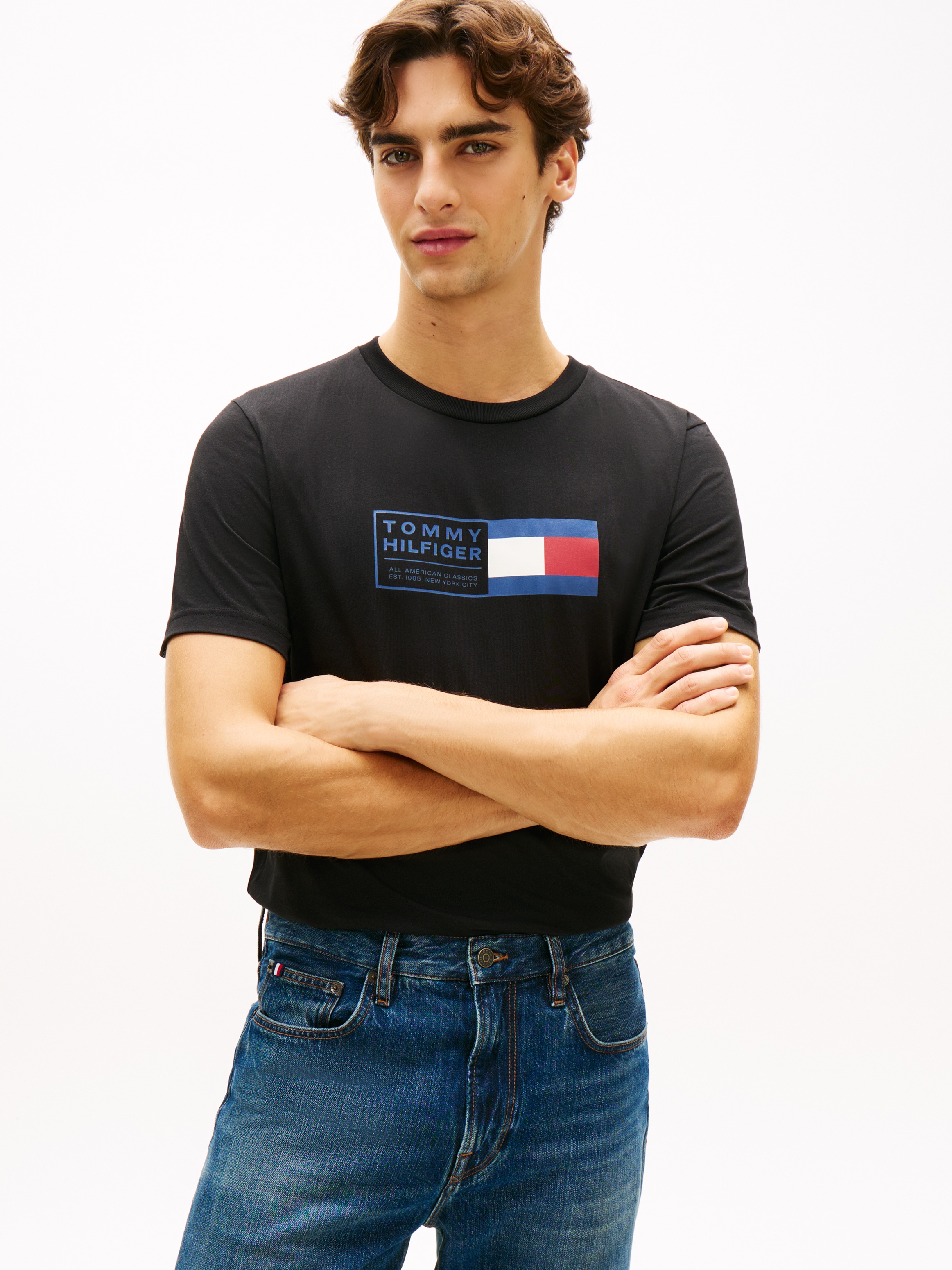 Tommy Hilfiger T-Shirt »BRAND LOVE TEXT BOX« regular fit, gerippter Rundhals