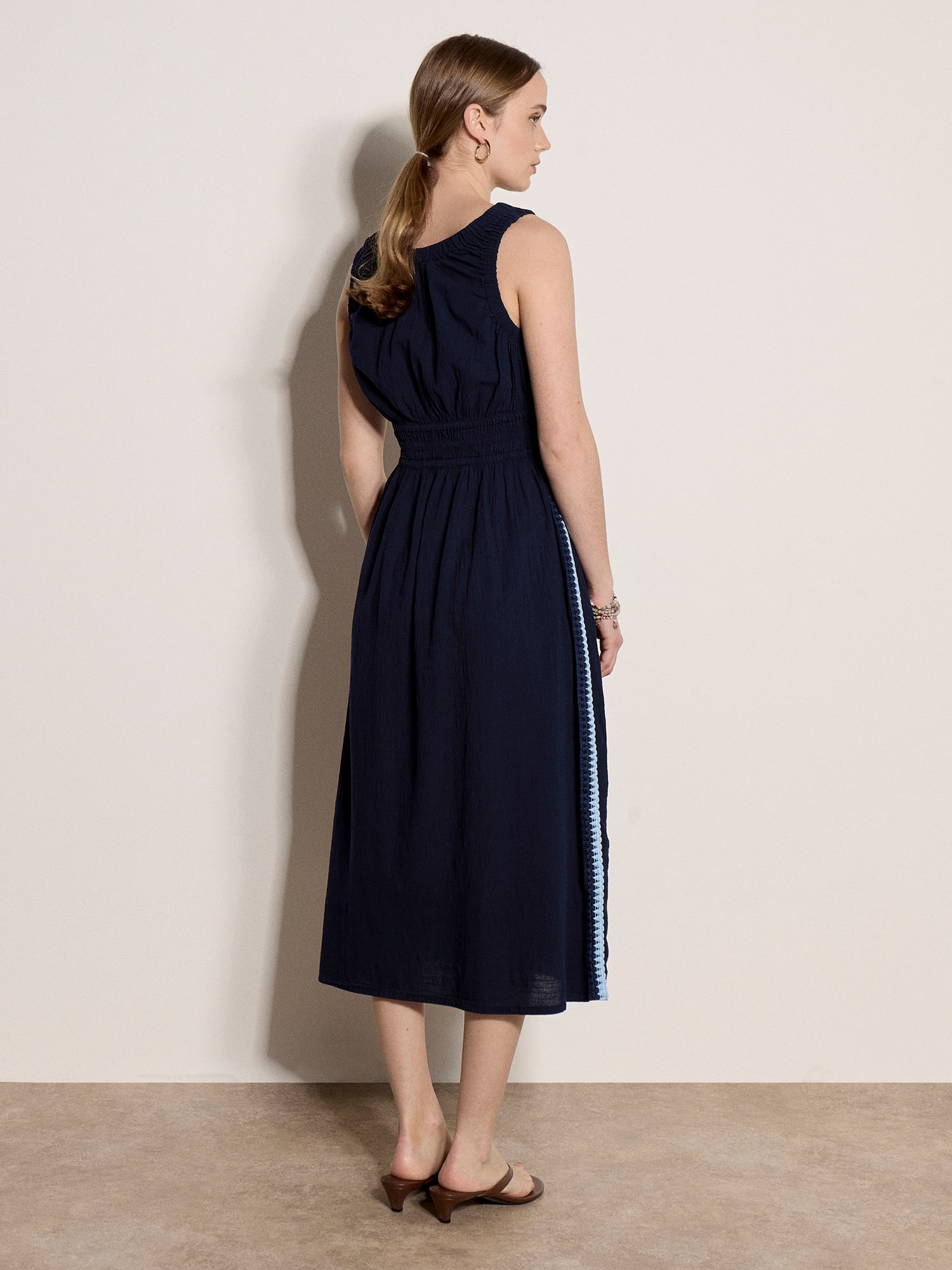 Apricot Midikleid »Midi-Kleid mit Häkelspitze und Smokarbeit« Smokarbeit