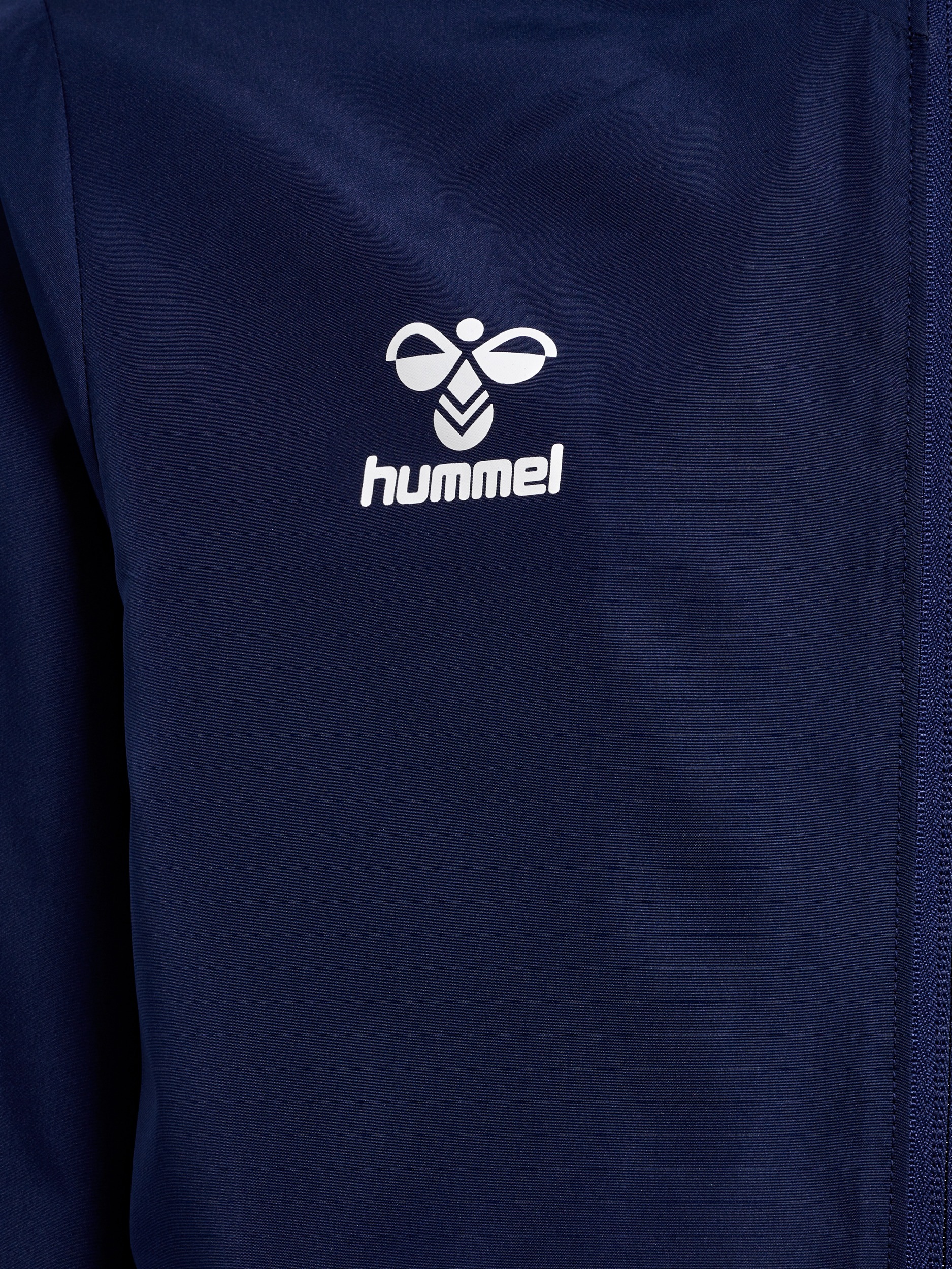 hummel Allwetterjacke »HMLESSENTIAL AW JACKET KIDS« mit Kapuze sportlicher Stil, atmungsaktiv, wasser- und schmutzabweisen