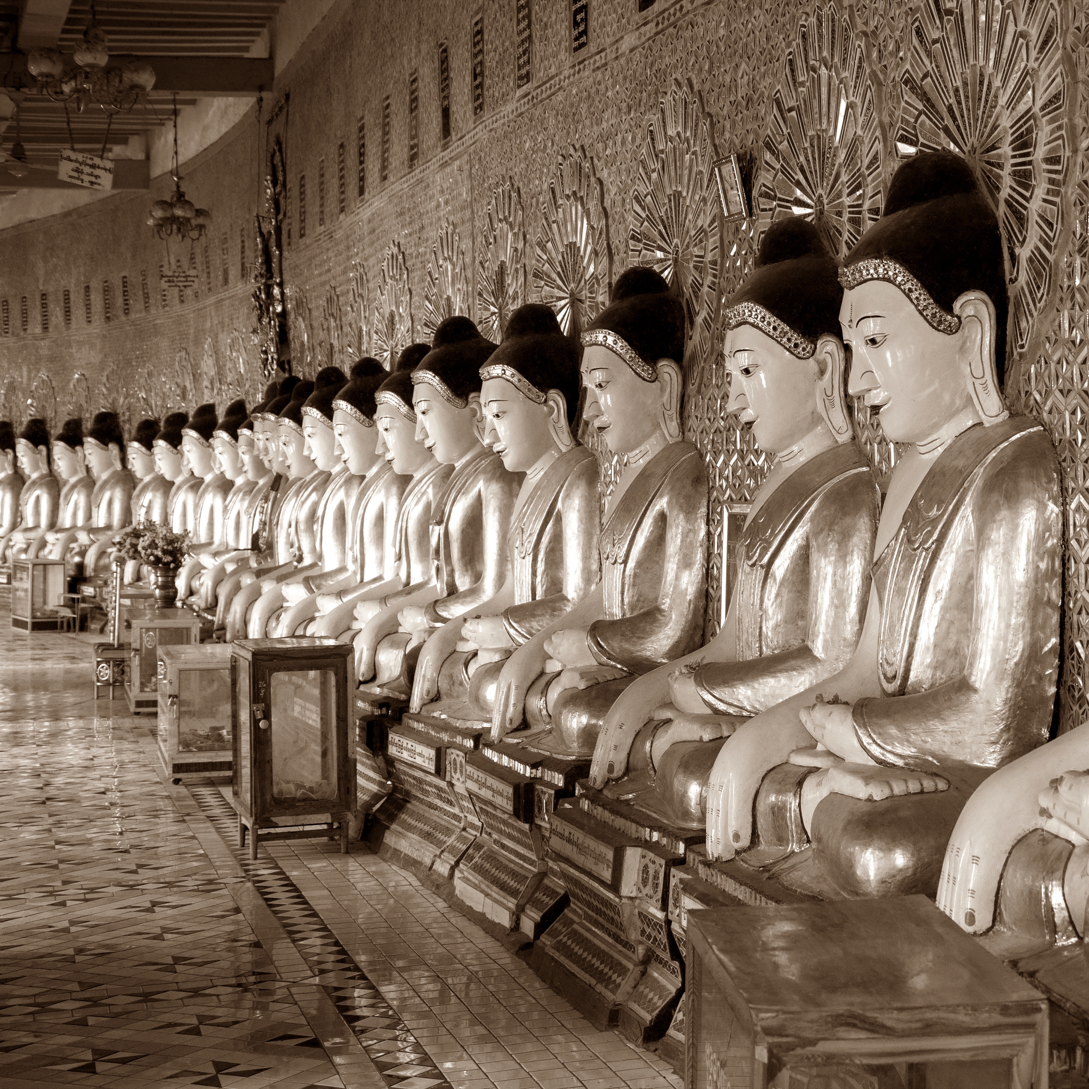 Papermoon Fototapete "Chinesische Figuren Sepia"