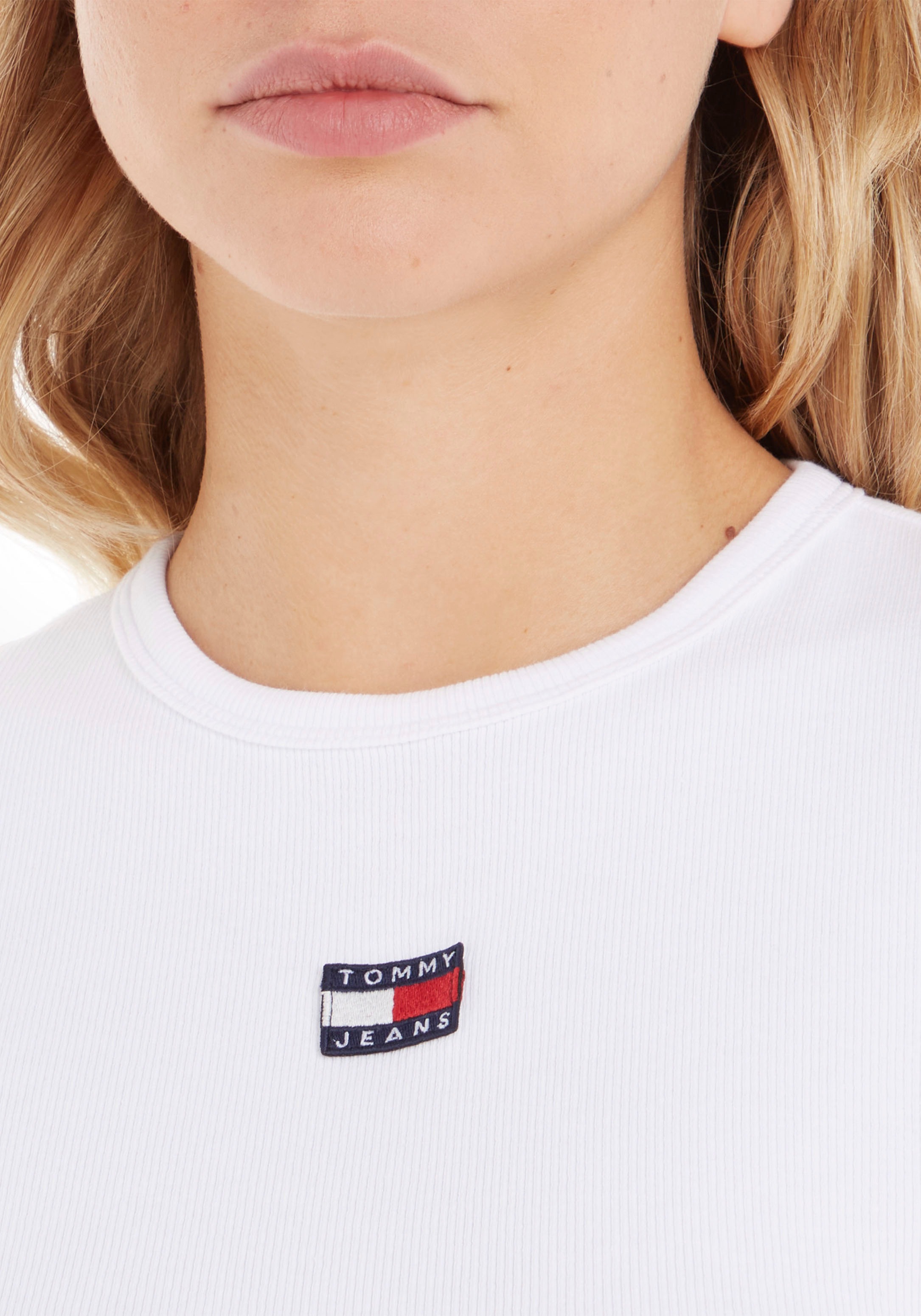 Tommy Jeans T-Shirt »TJW BBY RIB XS BADGE«, mit Logo-Badge