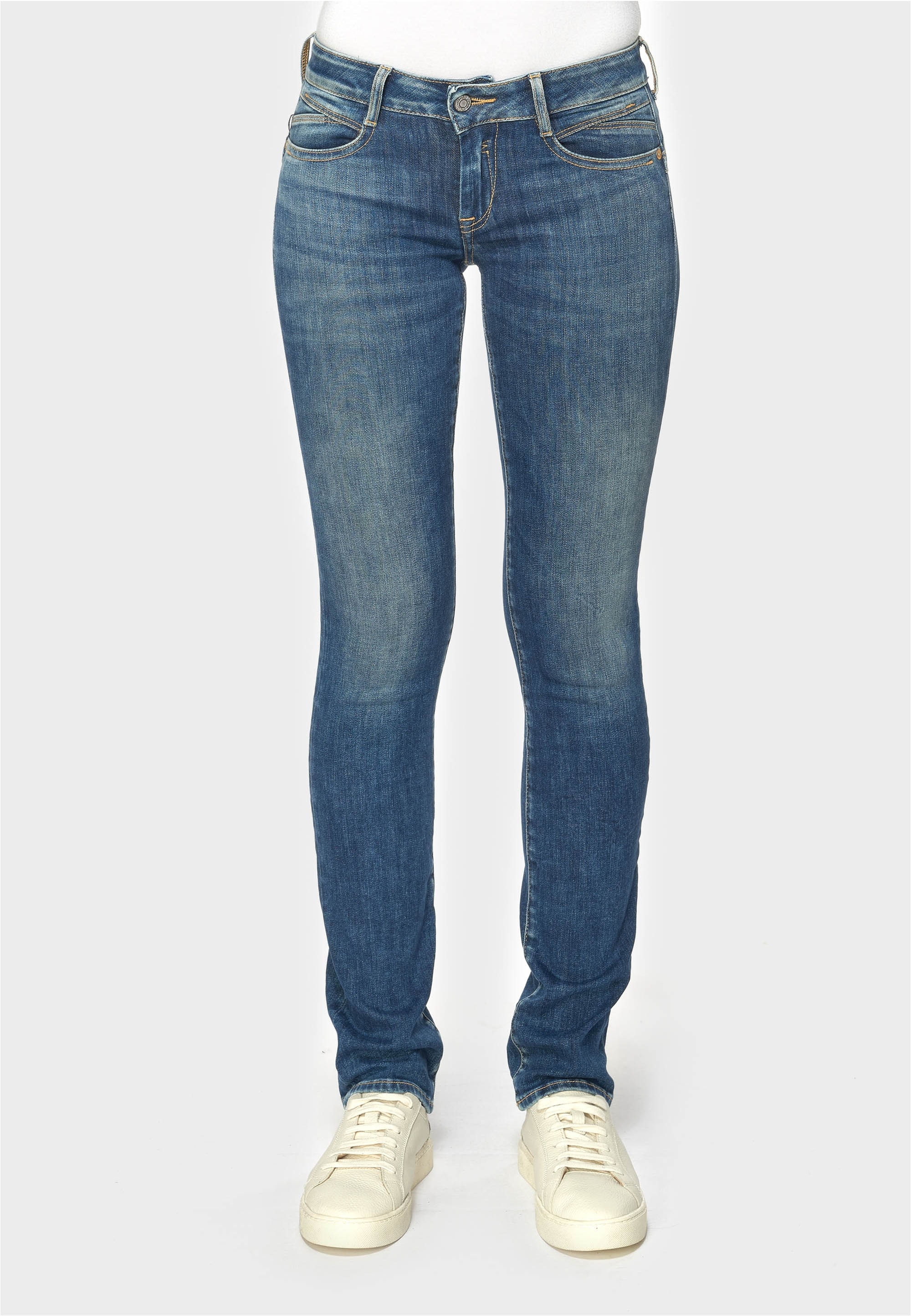 Straight-Jeans, in modernem Design