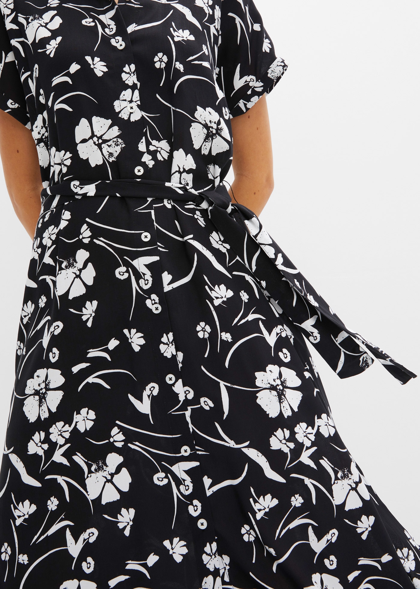 bonprix Blusenkleid feminin geschnitten, mit Hemdblusenkragen, Kurzarm, mit Bindeband